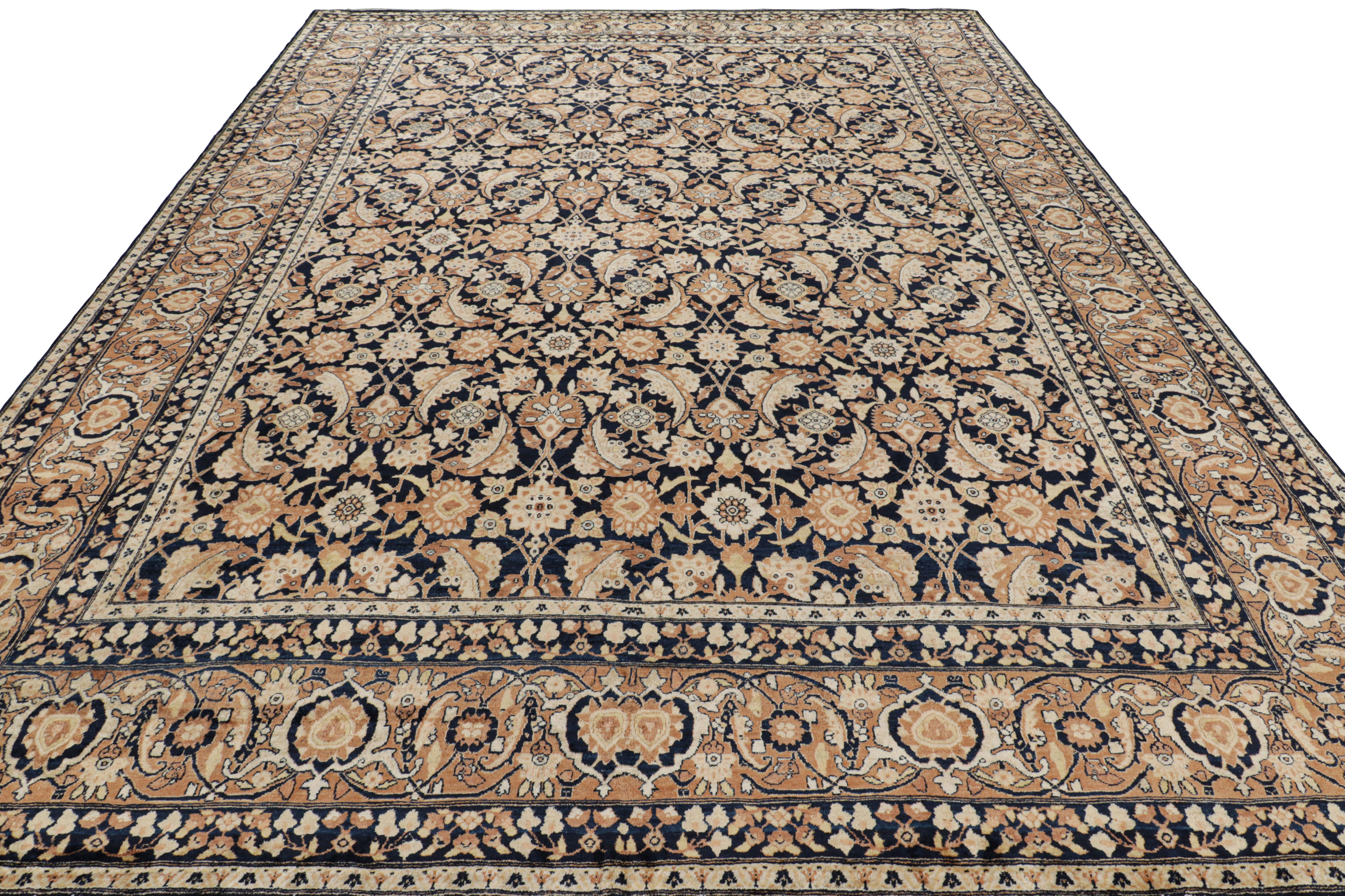 Annodato a mano Antico tappeto persiano Yazd con motivi floreali beige-marrone  Rug & Kilim in vendita
