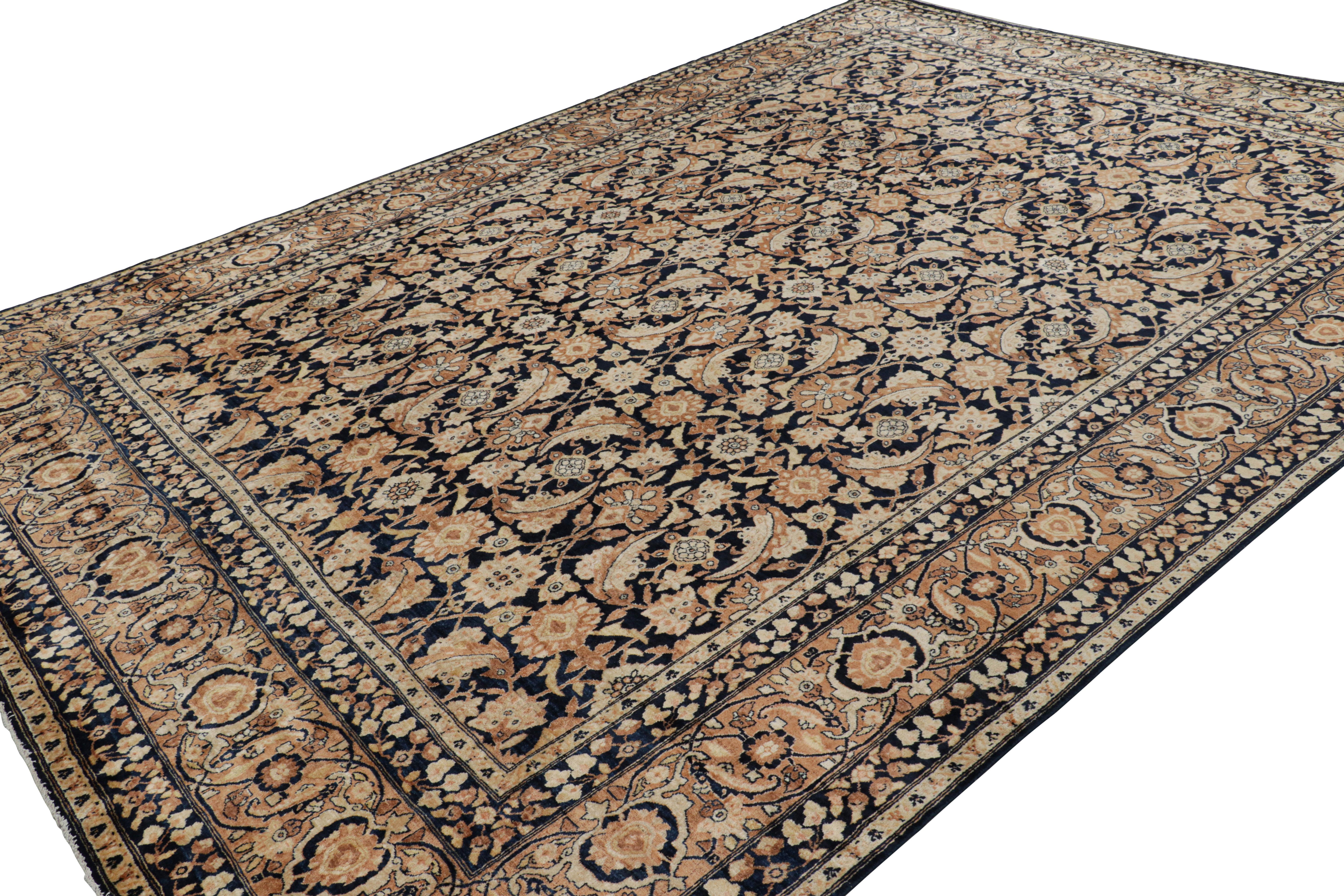 Antico tappeto persiano Yazd con motivi floreali beige-marrone  Rug & Kilim In condizioni buone in vendita a Long Island City, NY