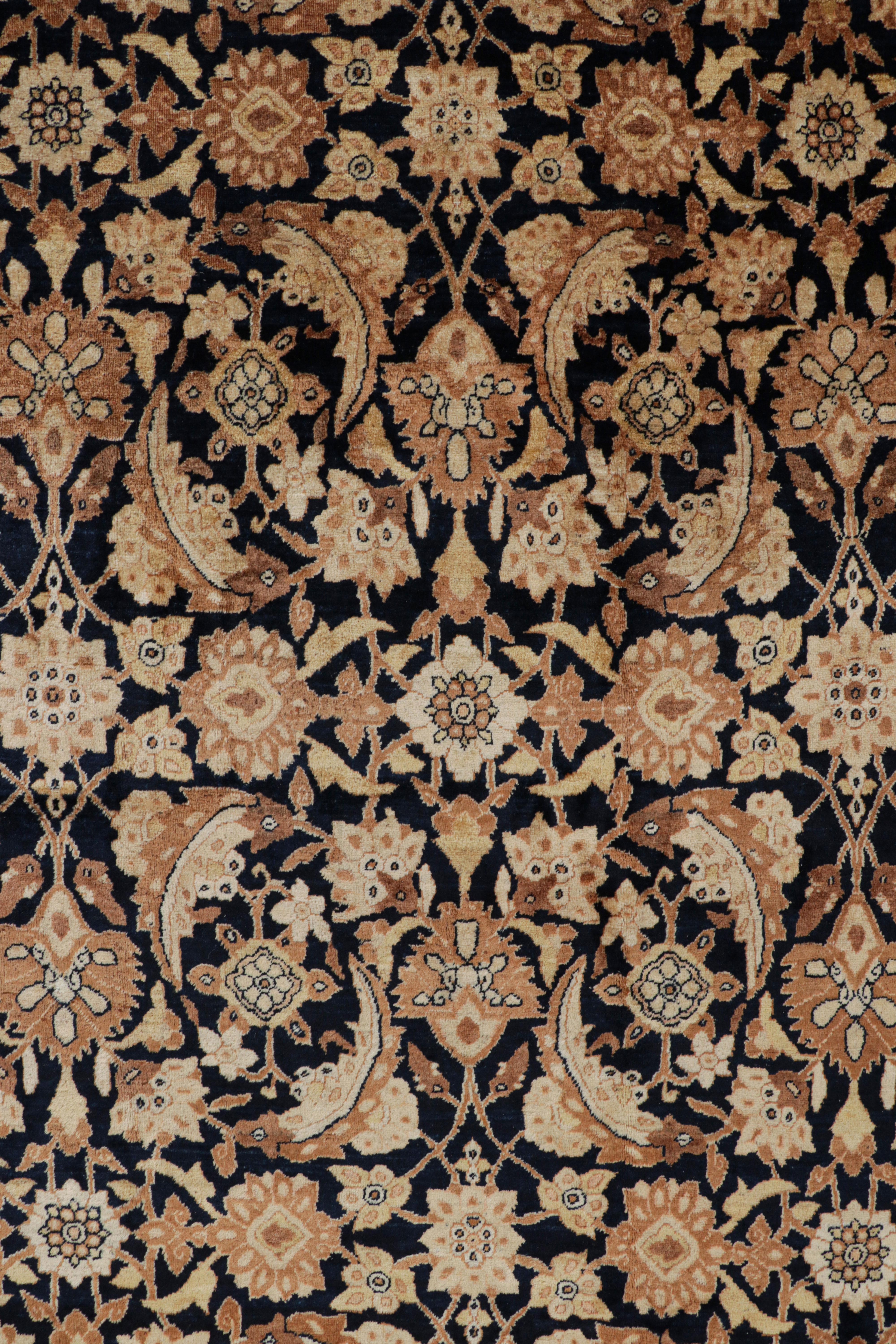 Inizio XX secolo Antico tappeto persiano Yazd con motivi floreali beige-marrone  Rug & Kilim in vendita
