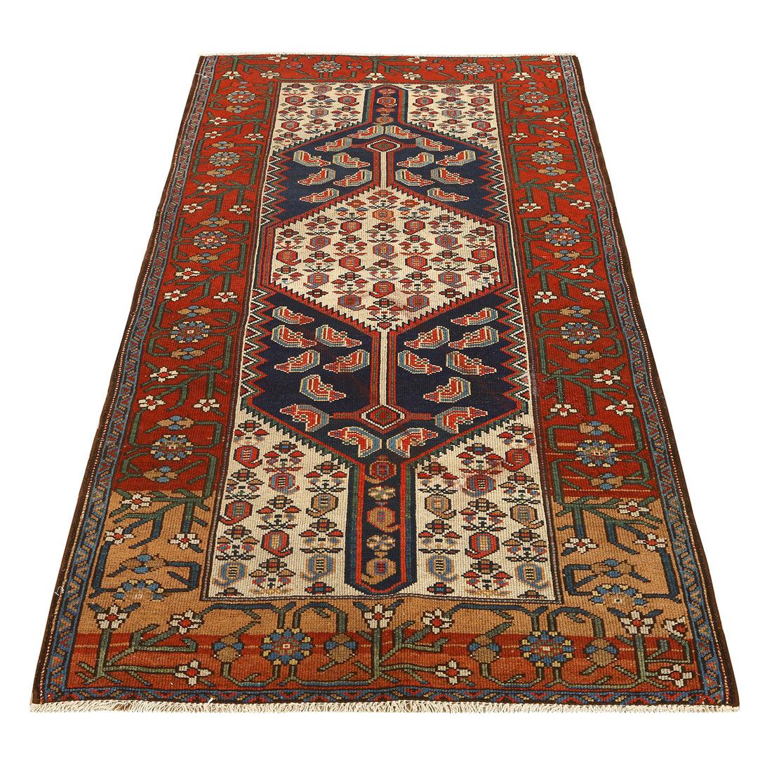 Les tapis de Zanjan sont des tapis persans provenant de la région de Zanjan, dans le nord-ouest de l'Iran, connus pour leur durabilité, leurs motifs uniques et la richesse de leurs couleurs. Ils présentent généralement des motifs géométriques tels