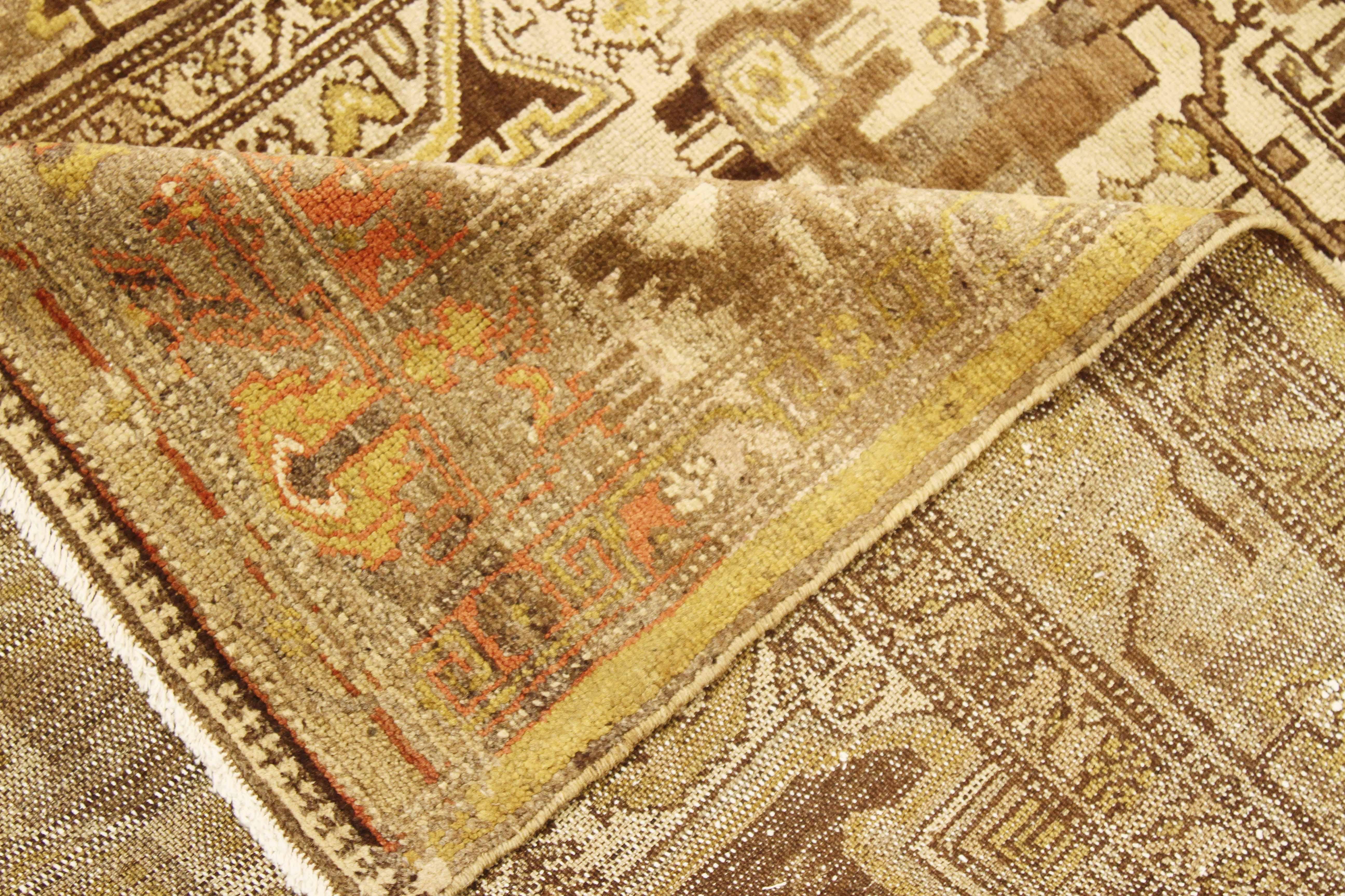 Autre Tapis persan antique de Zanjan avec des détails géométriques en marron & et en or sur fond ivoire en vente