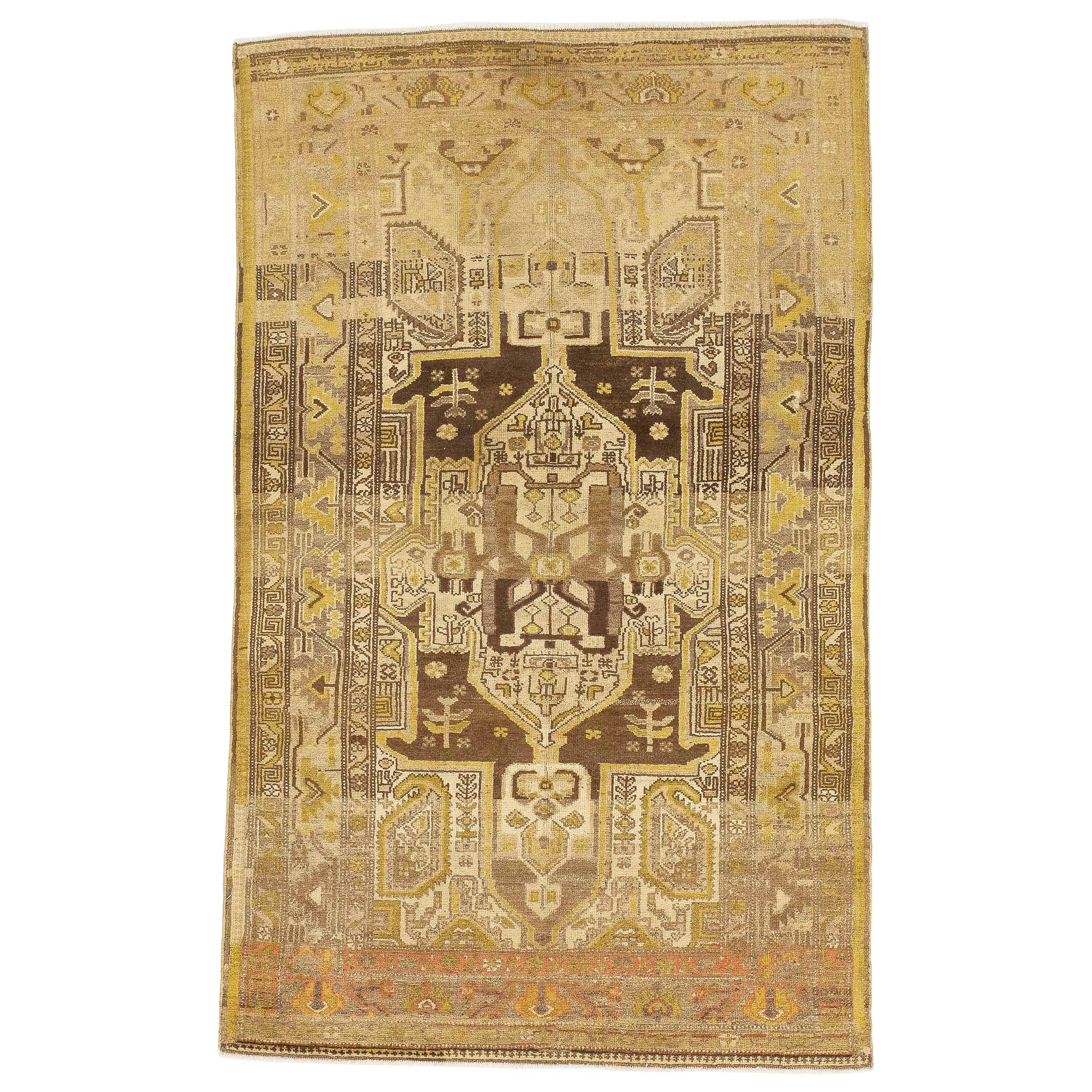 Tapis persan antique de Zanjan avec des détails géométriques en marron & et en or sur fond ivoire en vente