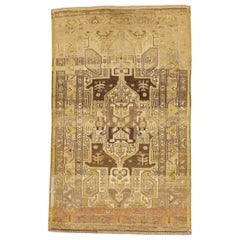 Antiker persischer Zanjan-Teppich mit braunen & goldenen geometrischen Details auf elfenbeinfarbenem Feld