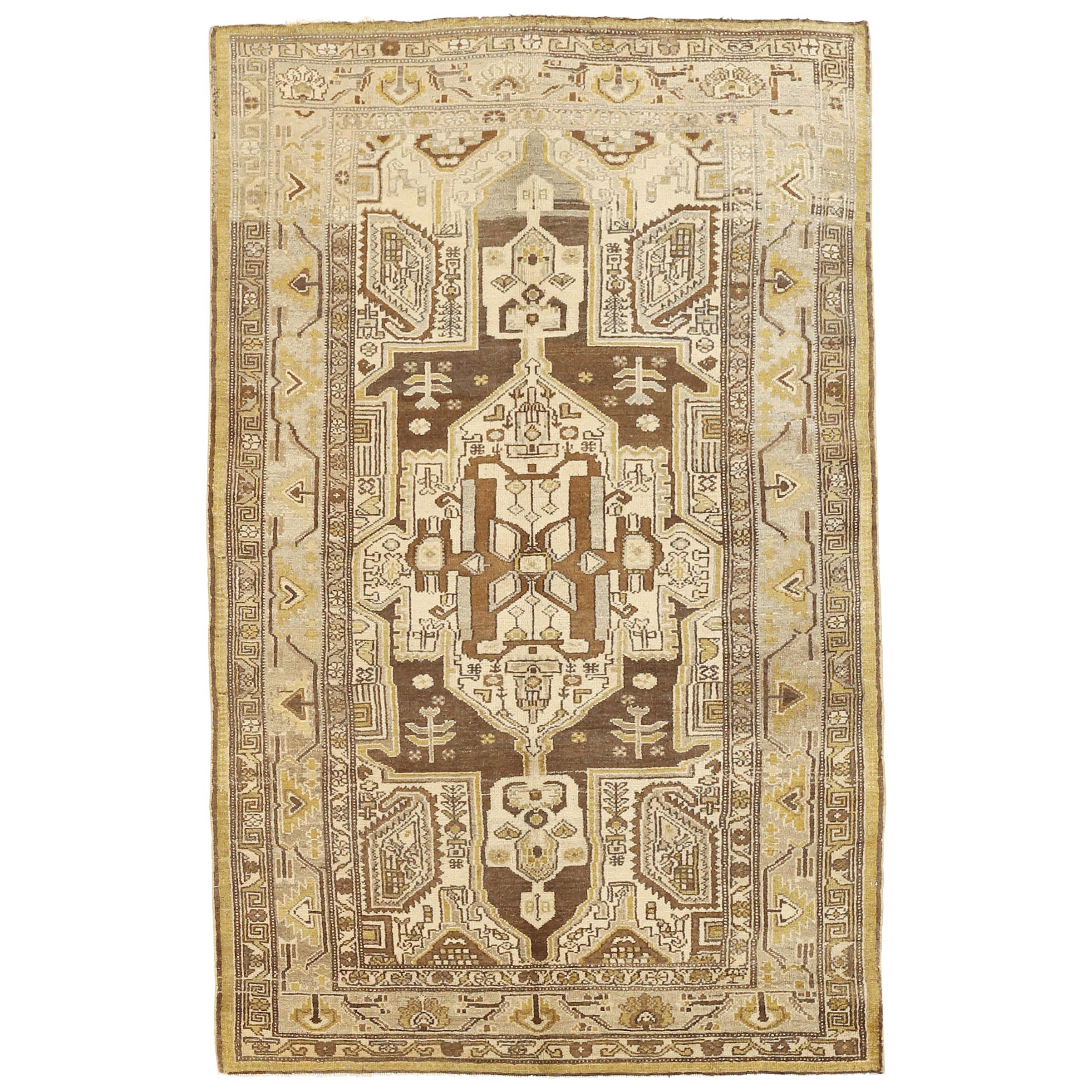 Antiker persischer Zanjan-Teppich mit goldenen und braunen Stammesdetails auf elfenbeinfarbenem Feld