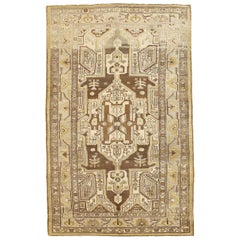 Antiker persischer Zanjan-Teppich mit goldenen und braunen Stammesdetails auf elfenbeinfarbenem Feld