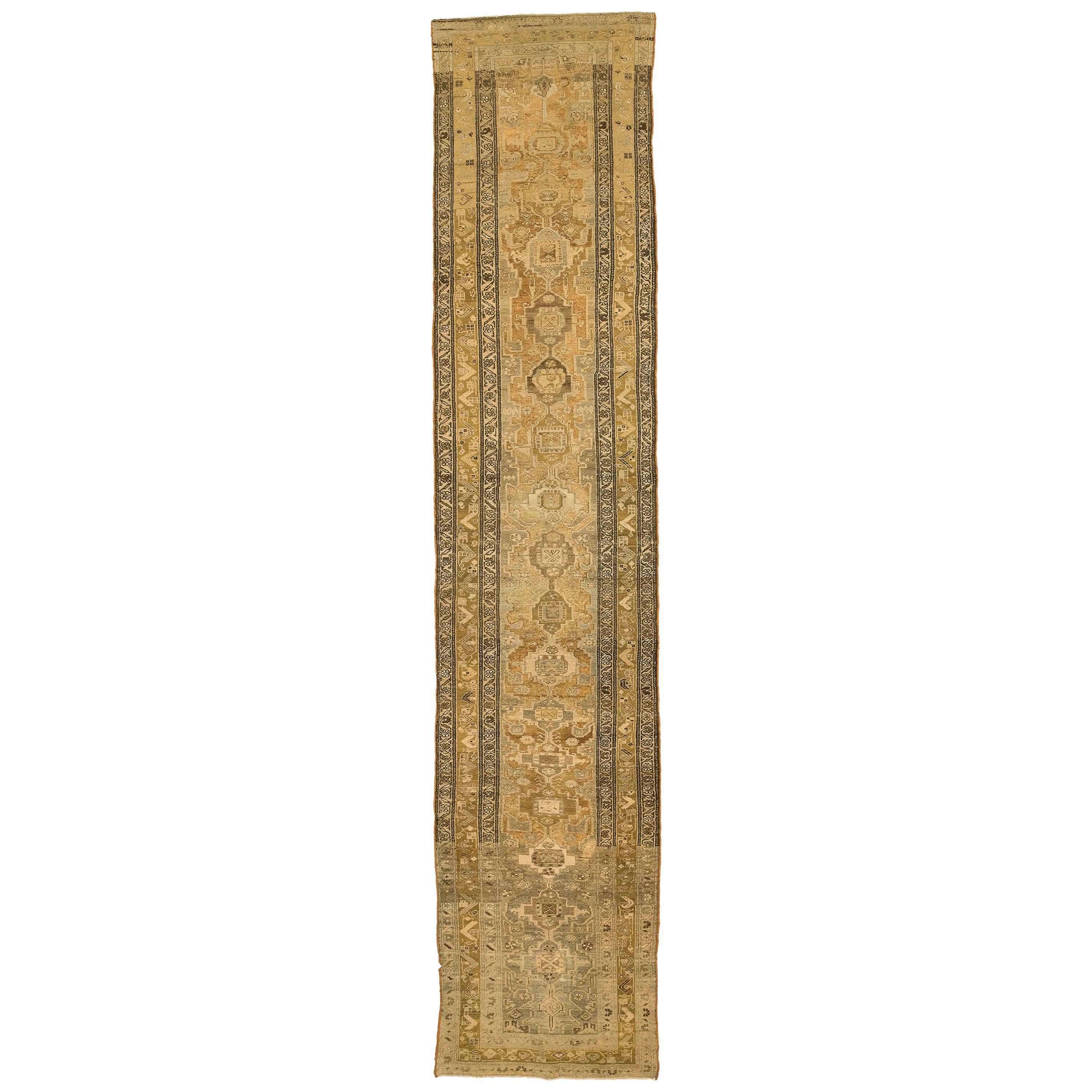 Antiker persischer Zanjan-Läuferteppich mit beigem und braunem Blumenfeld, antik im Angebot