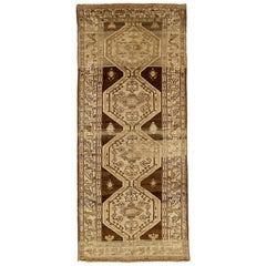 Tapis persan ancien de Zanjan avec détails géométriques et tribaux