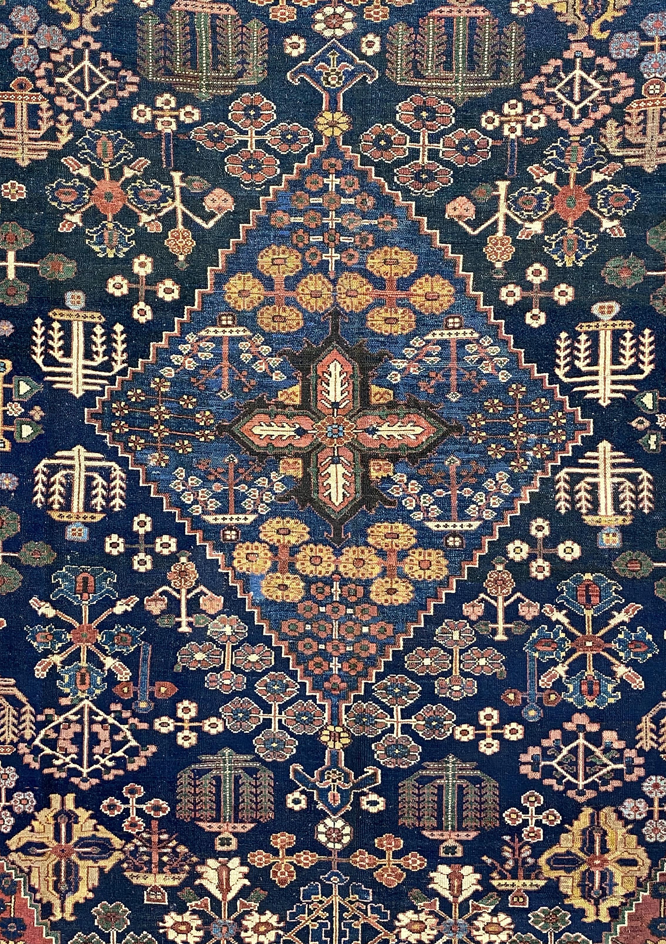 Les tapis Bakhtiari sont parmi les plus durables et présentent un large éventail de motifs parmi les tapis tribaux persans. La région de Bakhtiar compte de nombreuses tribus, chaque tribu ayant sa propre technique de tissage. Leurs tapis anciens