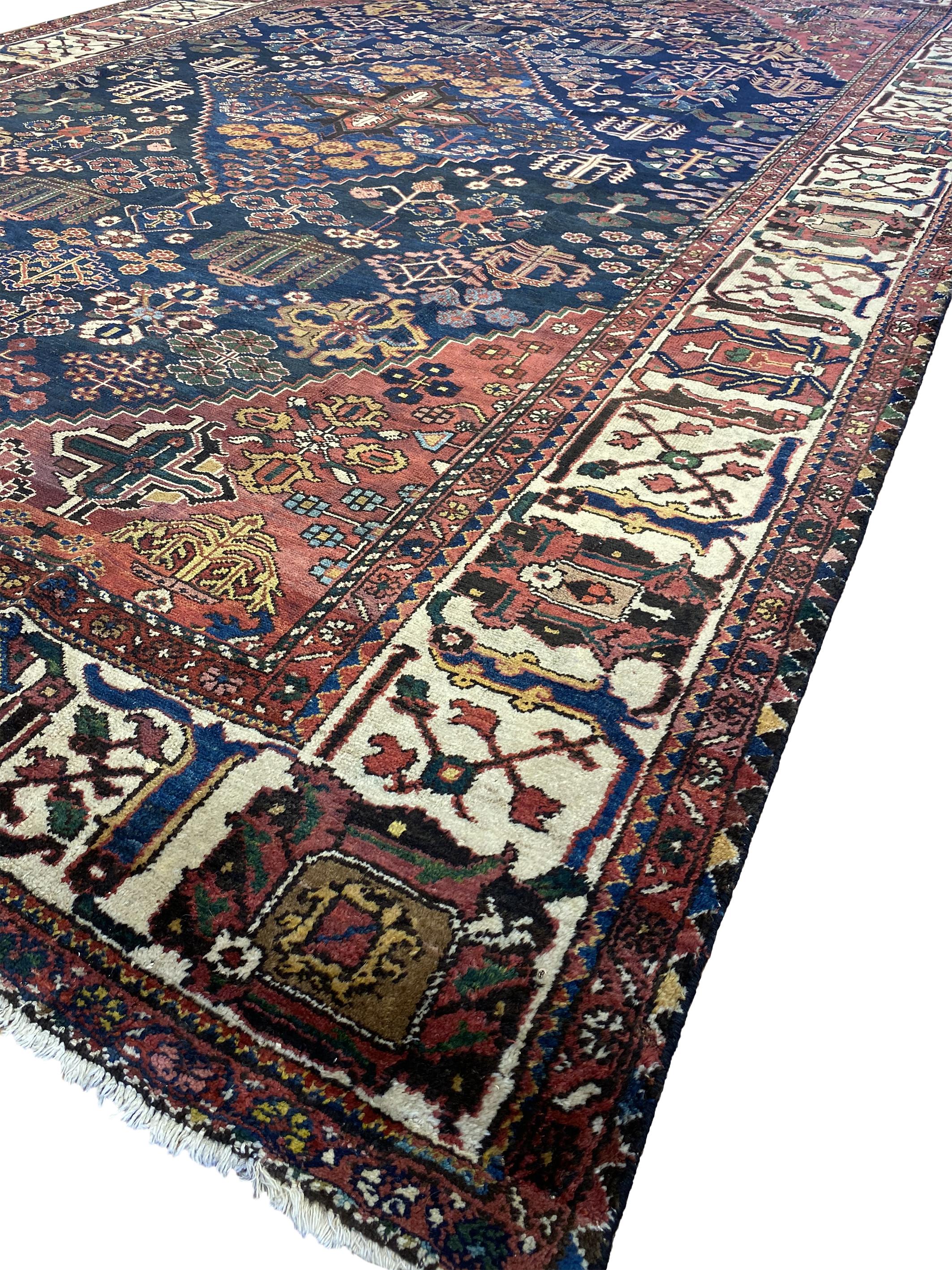 Islamique Antique Persan Ziegler Bakhtiari 10'' 2 x 14'' 8 en vente