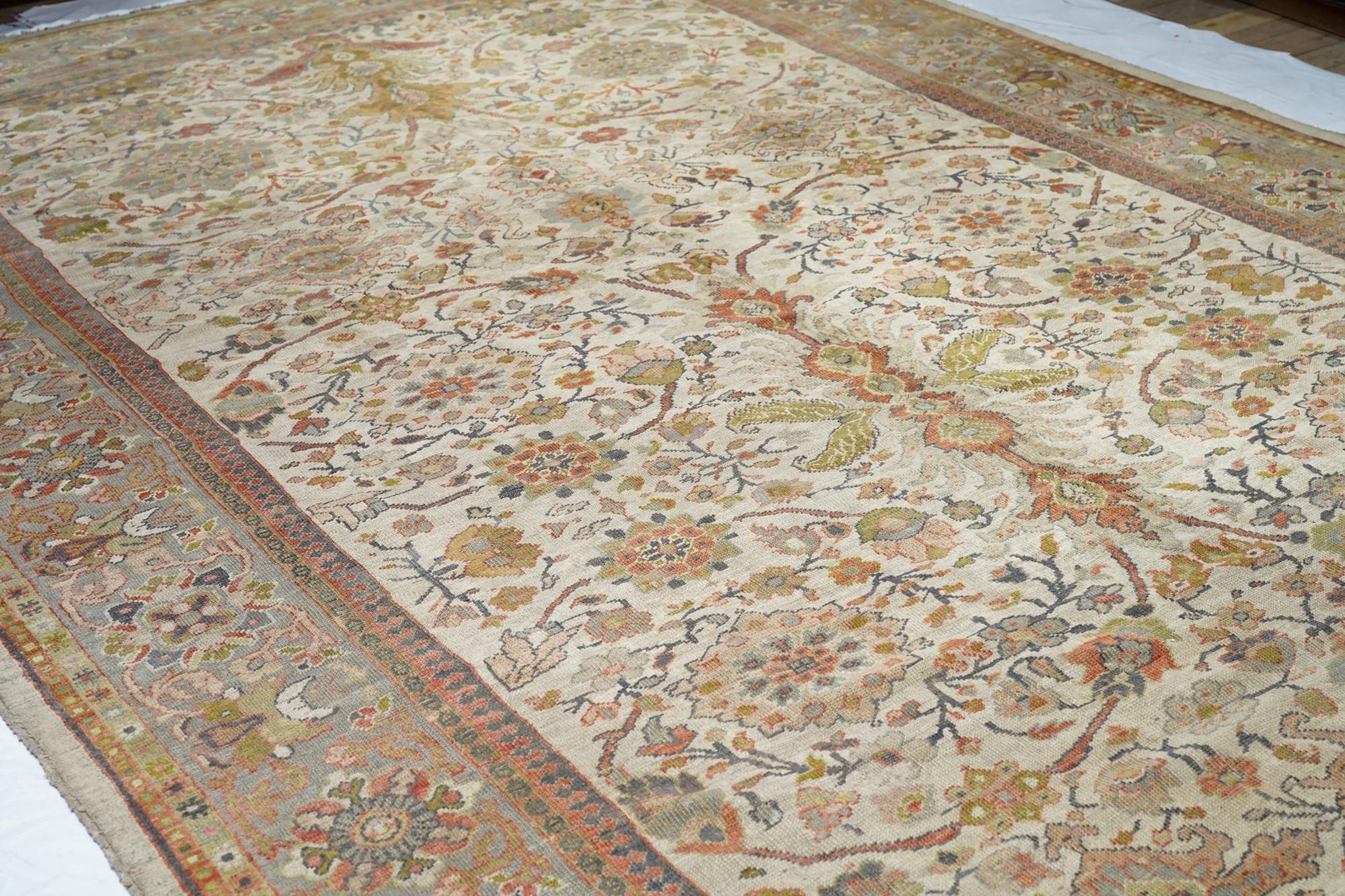 Antique Ziegler Mahal Rug 9'9'' x 17'9'' In Excellent Condition For Sale In New York, NY