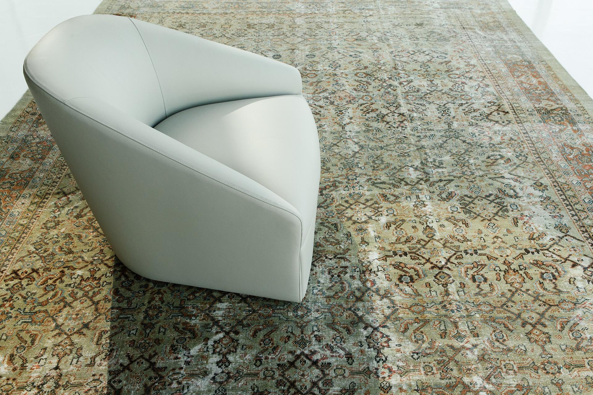 Esta preciosa alfombra persa antigua Zigler verde es una pieza de gran tamaño. Con tejidos de influencias de la Provenza de Arak, esta pieza acentuará cualquier lujoso diseño interior del hogar. Enmarcada por un diseño de celosía roja, esta pieza es