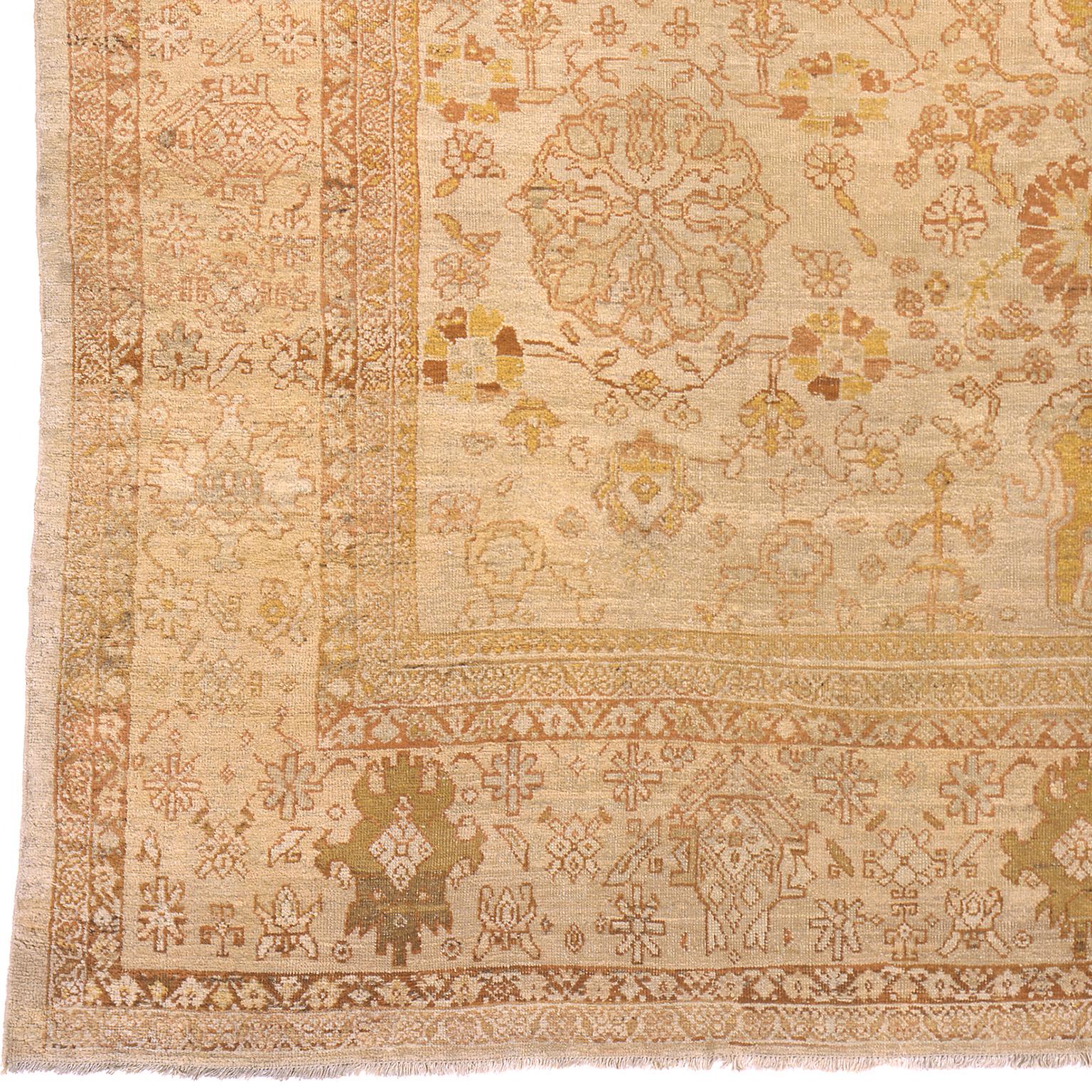 Antique Persian Ziegler Sultanabad Rug
Persia, circa 1880
Handwoven.
     