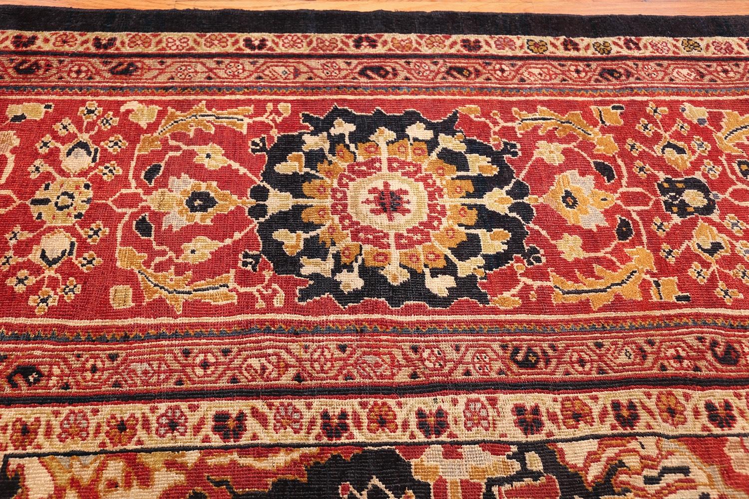 Tapis persan ancien de Sultanabad. 13 pieds 7 po. x 16 pieds 7 po. en vente 1