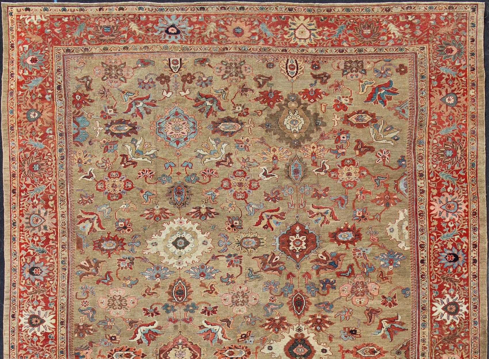 Noué à la main Grand tapis persan ancien Ziegler Sultanabad avec fond brun clair et bordure rouge en vente