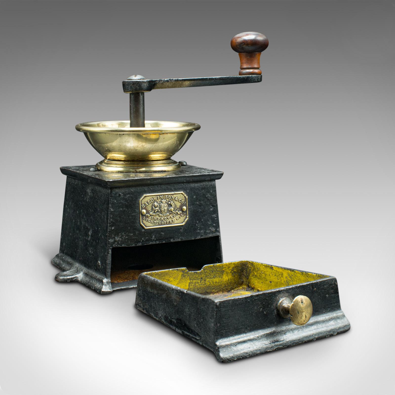 Si tratta di un antico macinacaffè personale. Un mulino inglese in ghisa e ottone, risalente al tardo periodo vittoriano, circa 1900.

Un eccellente macinino da caffè, ideale da esporre o da appendere al bancone.
Presenta una patina invecchiata