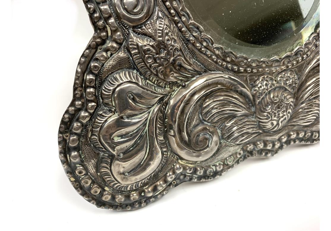 Marco de sobremesa antiguo peruano revestido de plata de ley repujada siglo XIX en venta