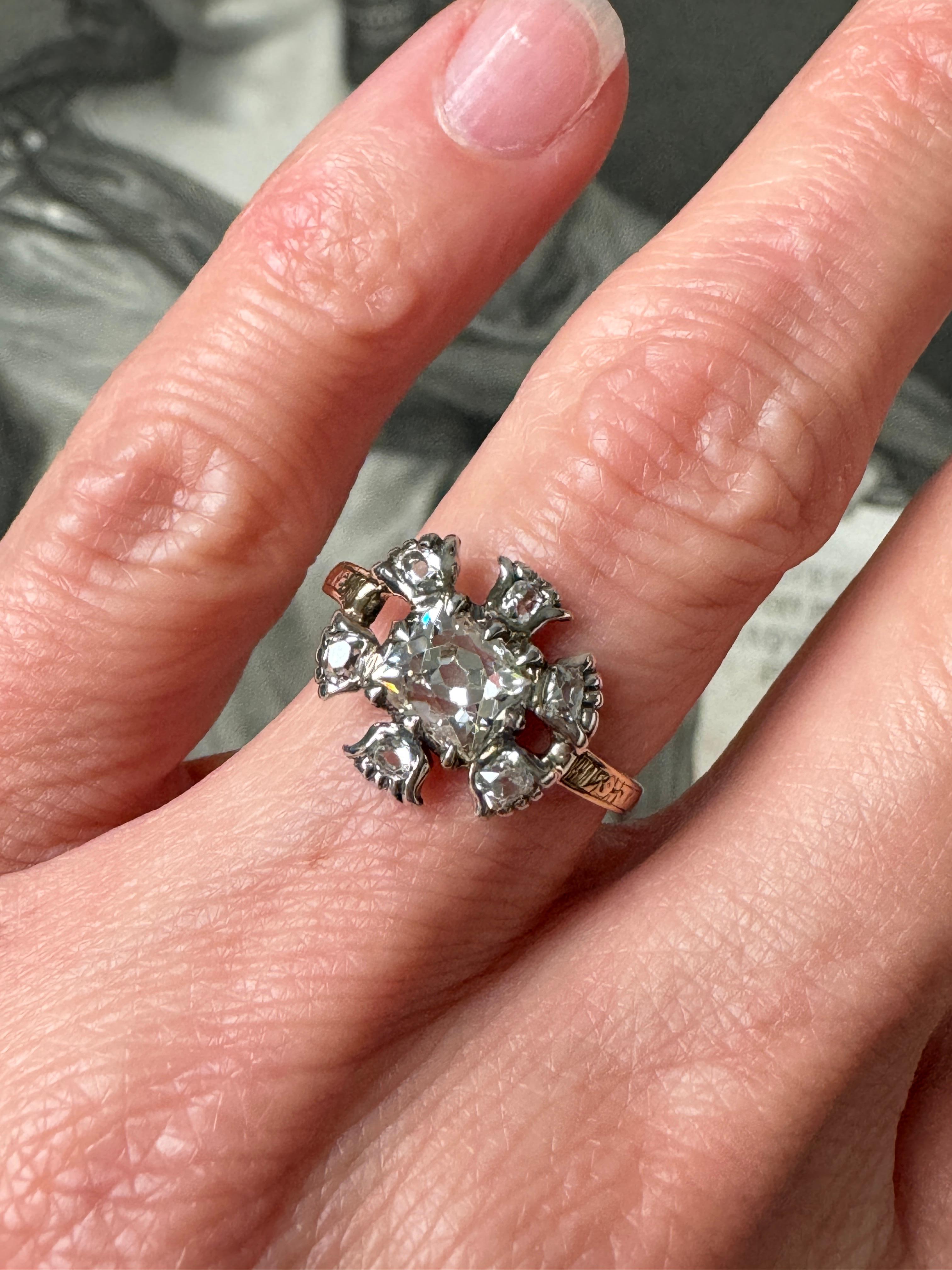 Dieser bemerkenswerte antike Ring ist das Erbe einer sehr persönlichen Geschichte. Der Schaft, einst ein emaillierter Gedenkring aus dem frühen 19. Jahrhundert, ist im Laufe der Zeit anmutig gealtert, wobei die Emaille und die Inschrift durch den