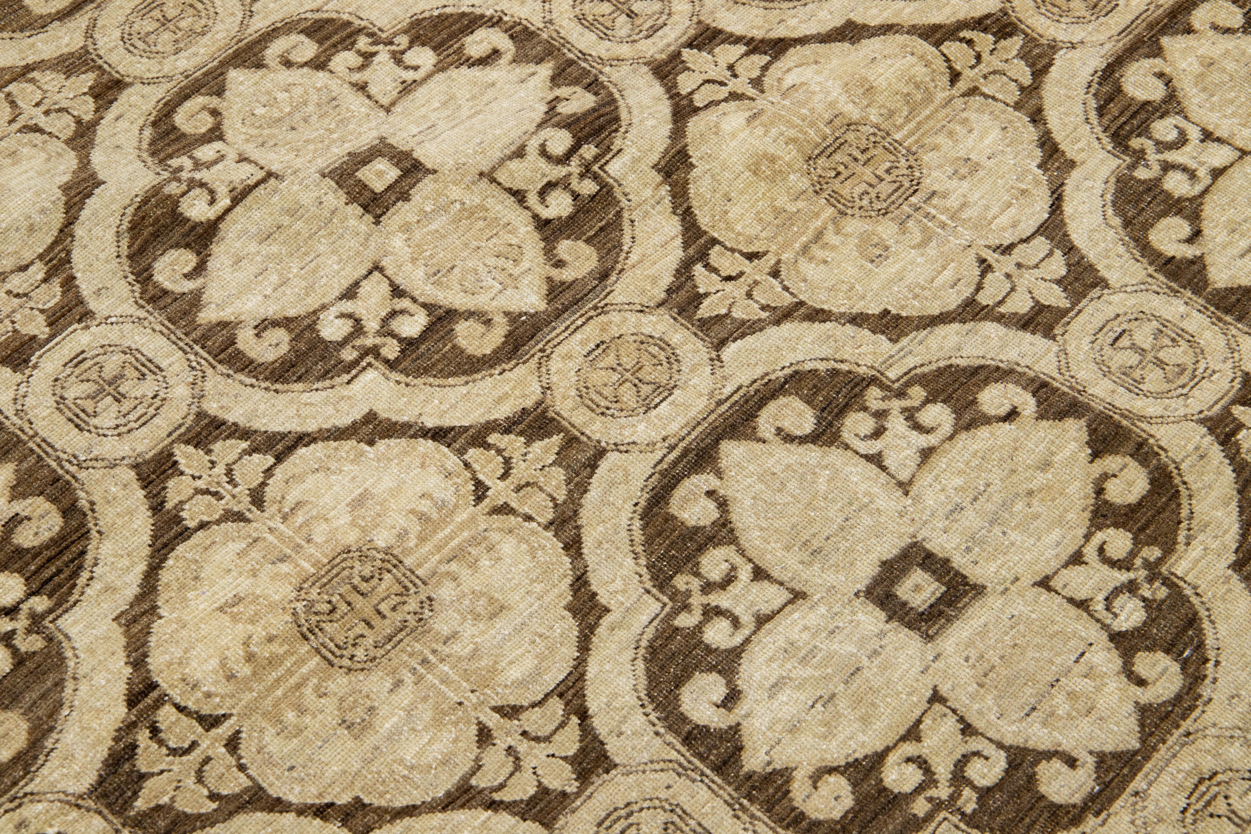 Tapis ancien en laine beige Peshawar fait à la main et entièrement conçu à la main en vente 1