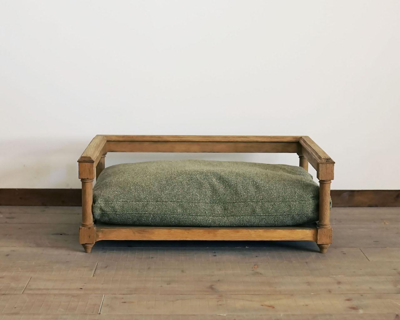 The bed is made of natural wood, with a soothing antique seat and a textured frame. Your pet is an important member of the family, and you want him or her to be able to relax in a bed that is both functional and attractive.
Your dog or cat needs a