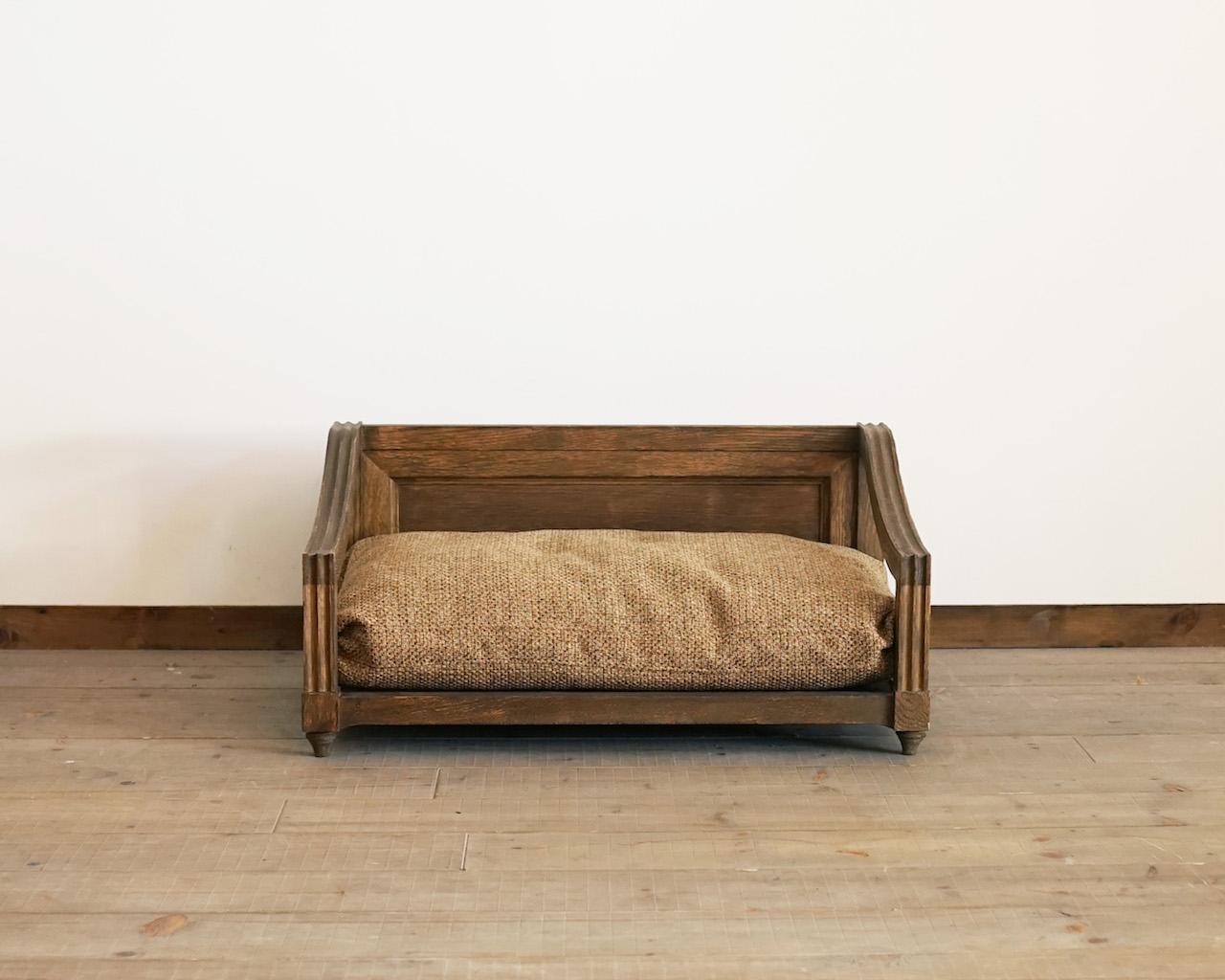 The bed is made of natural wood, with a soothing antique seat and a textured frame. Your pet is an important member of the family, and you want him or her to be able to relax in a bed that is both functional and attractive.
Your dog or cat needs a