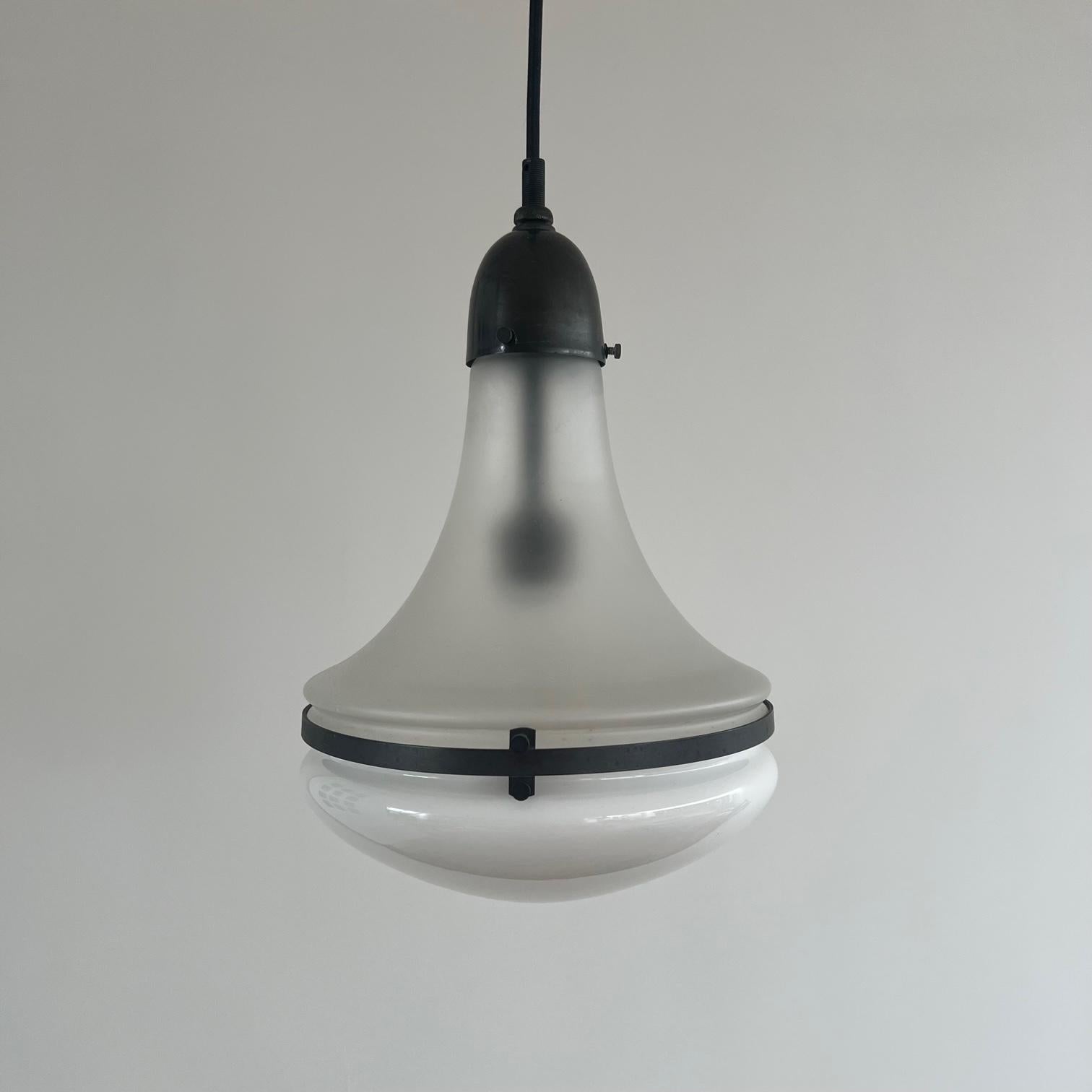 Un'antica lampada a sospensione originale tedesca, dell'azienda Siemens-Schuckert, di fama, disegnata da Peter Behrens. 

Tedesco, c1910.

Base in stile opalino, vetro superiore opaco, galleria e bordo in metallo, probabilmente bordo e galleria