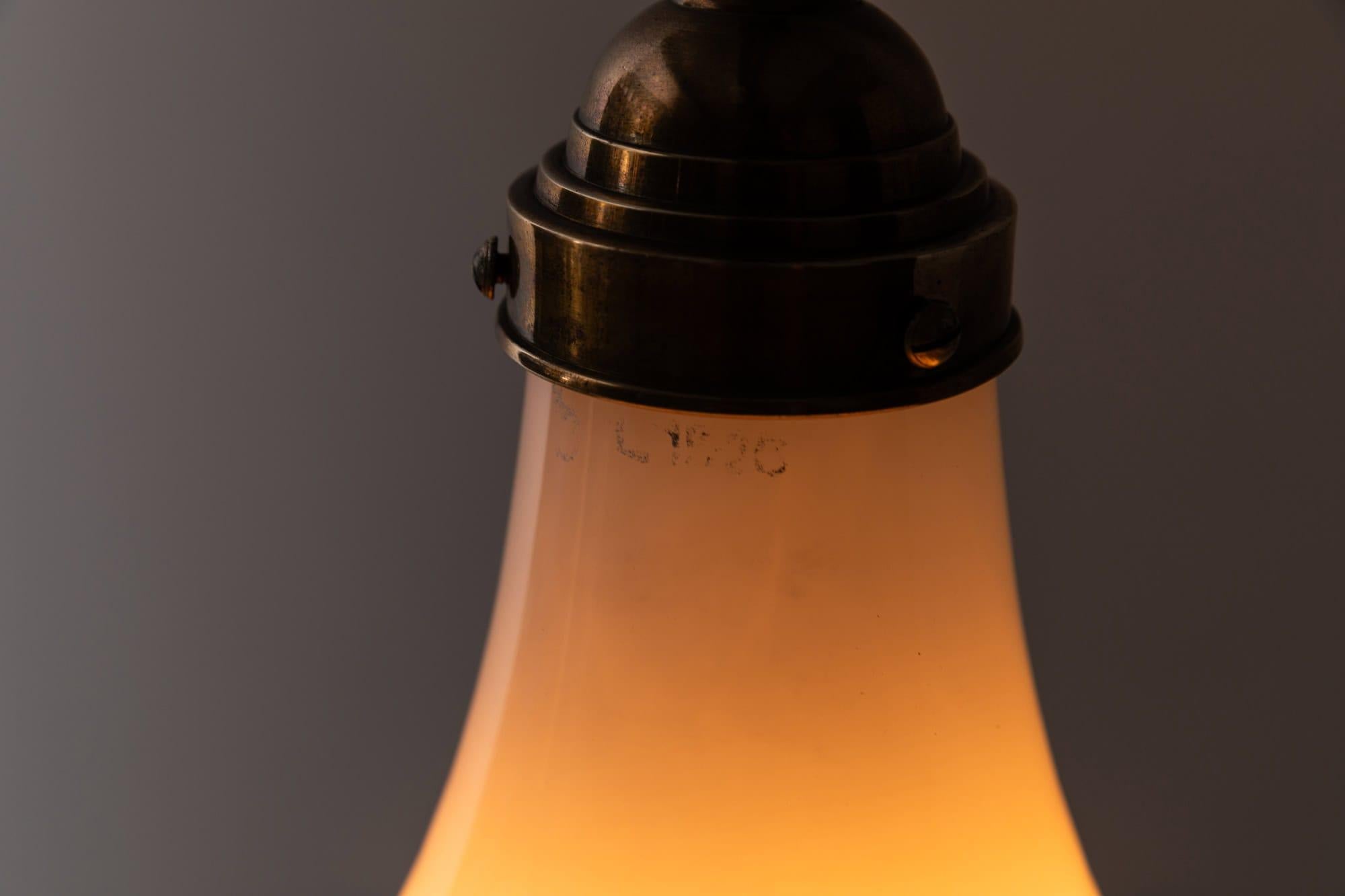 Bauhaus Antica lampada a sospensione in vetro opalino Peter Behrens Siemens Luzette, C.C. 1920 in vendita