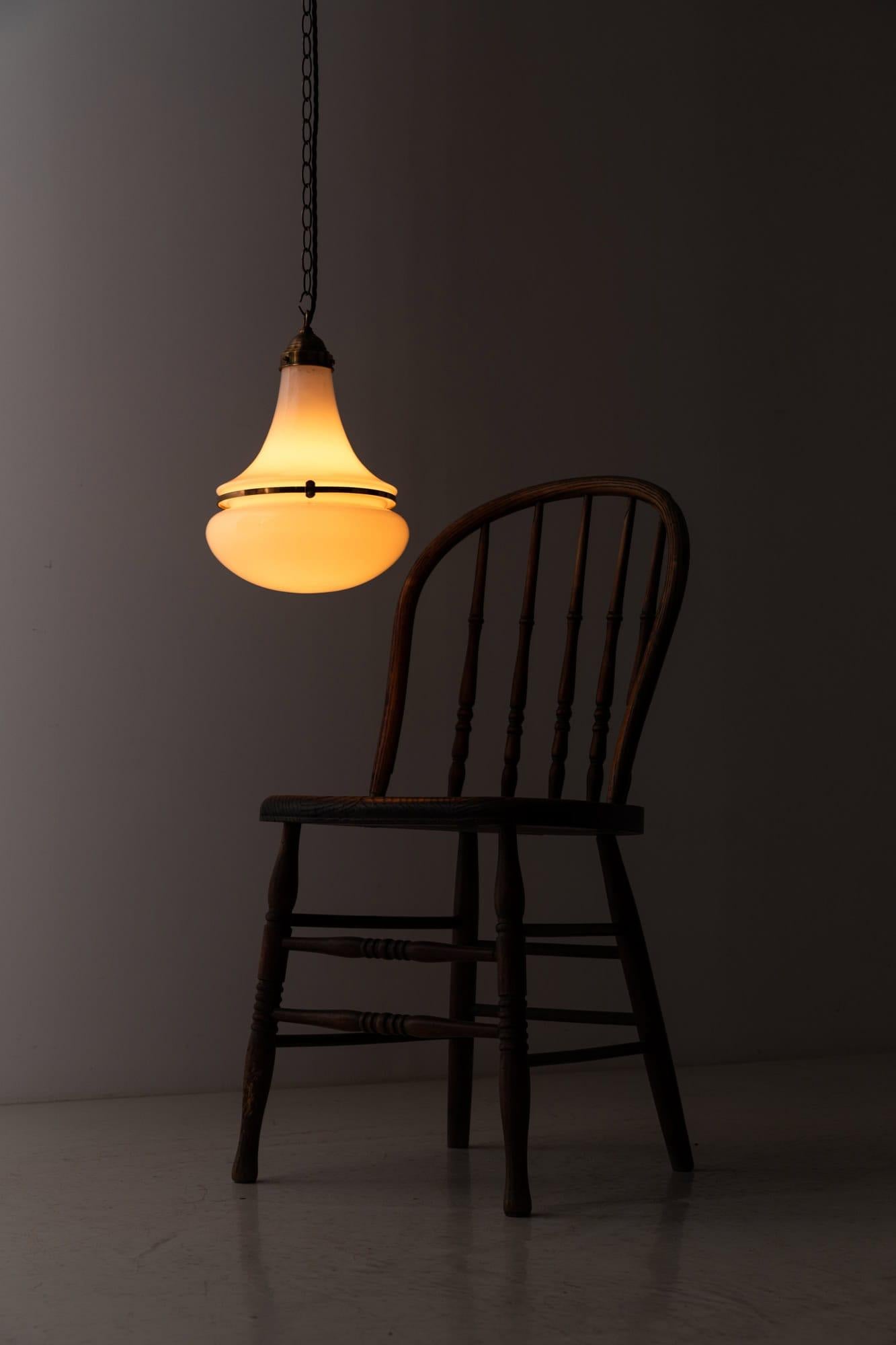 Tedesco Antica lampada a sospensione in vetro opalino Peter Behrens Siemens Luzette, C.C. 1920 in vendita