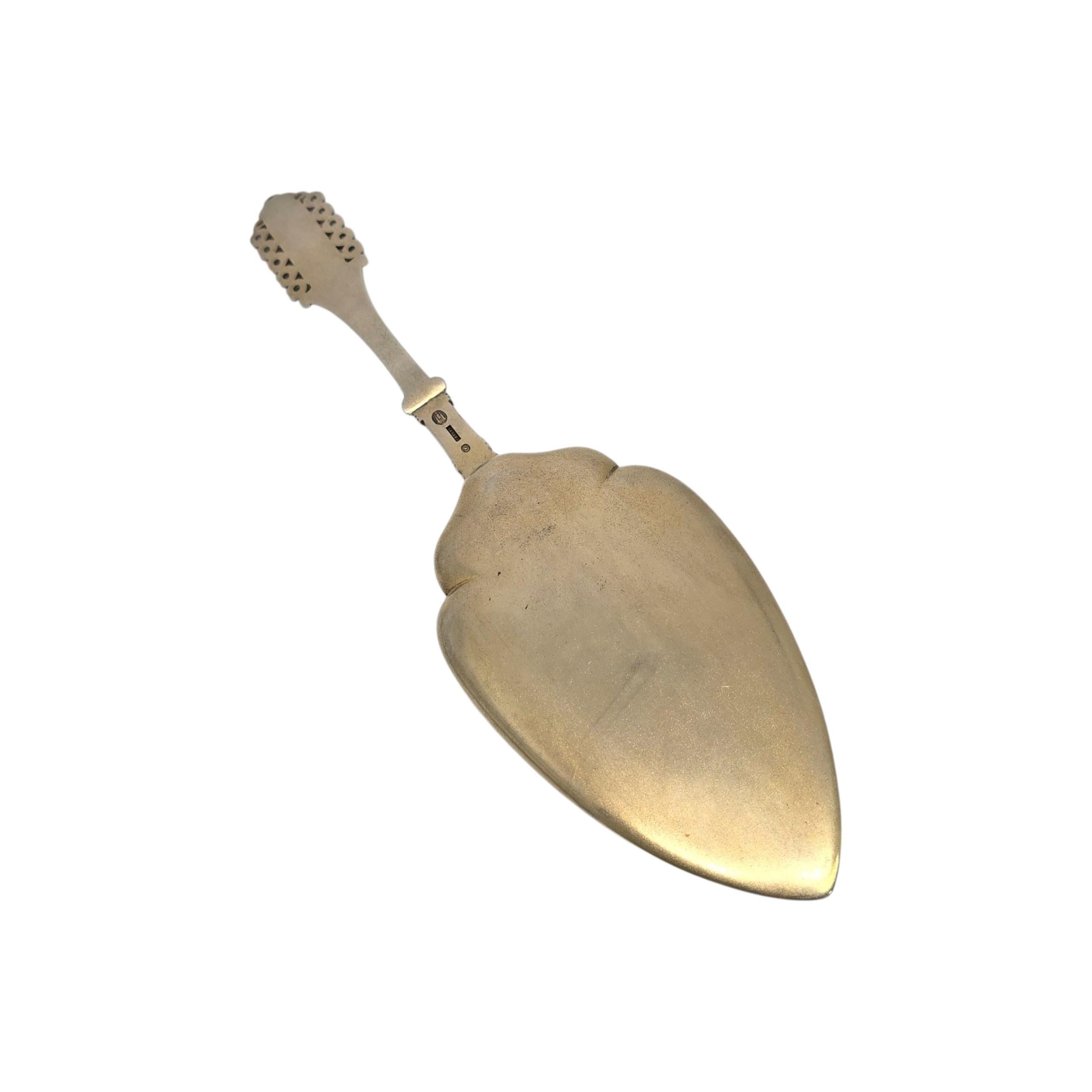 Antico Peter Hertz Danimarca - Argento con lavaggio d'oro - Server per torte con taglio brillante

Realizzato in argento sterling dal famoso argentiere danese Peter Hertz. Questo servitore per torte lavato in oro presenta un disegno inciso a taglio