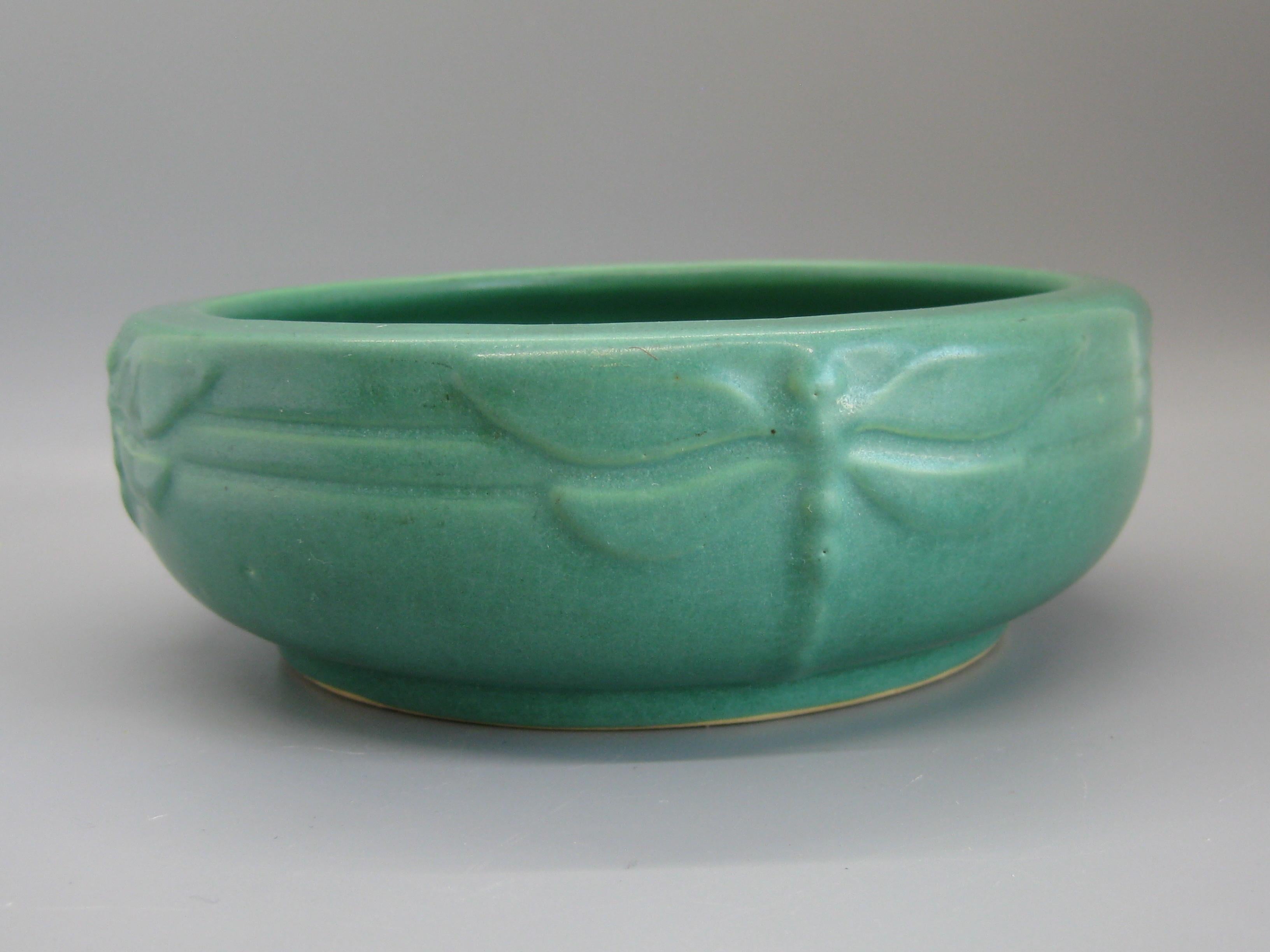 Antique Peters & Reed Zanesville Arts & Crafts Green Dragonfly Art Pottery Bowl In Good Condition In San Diego, CA