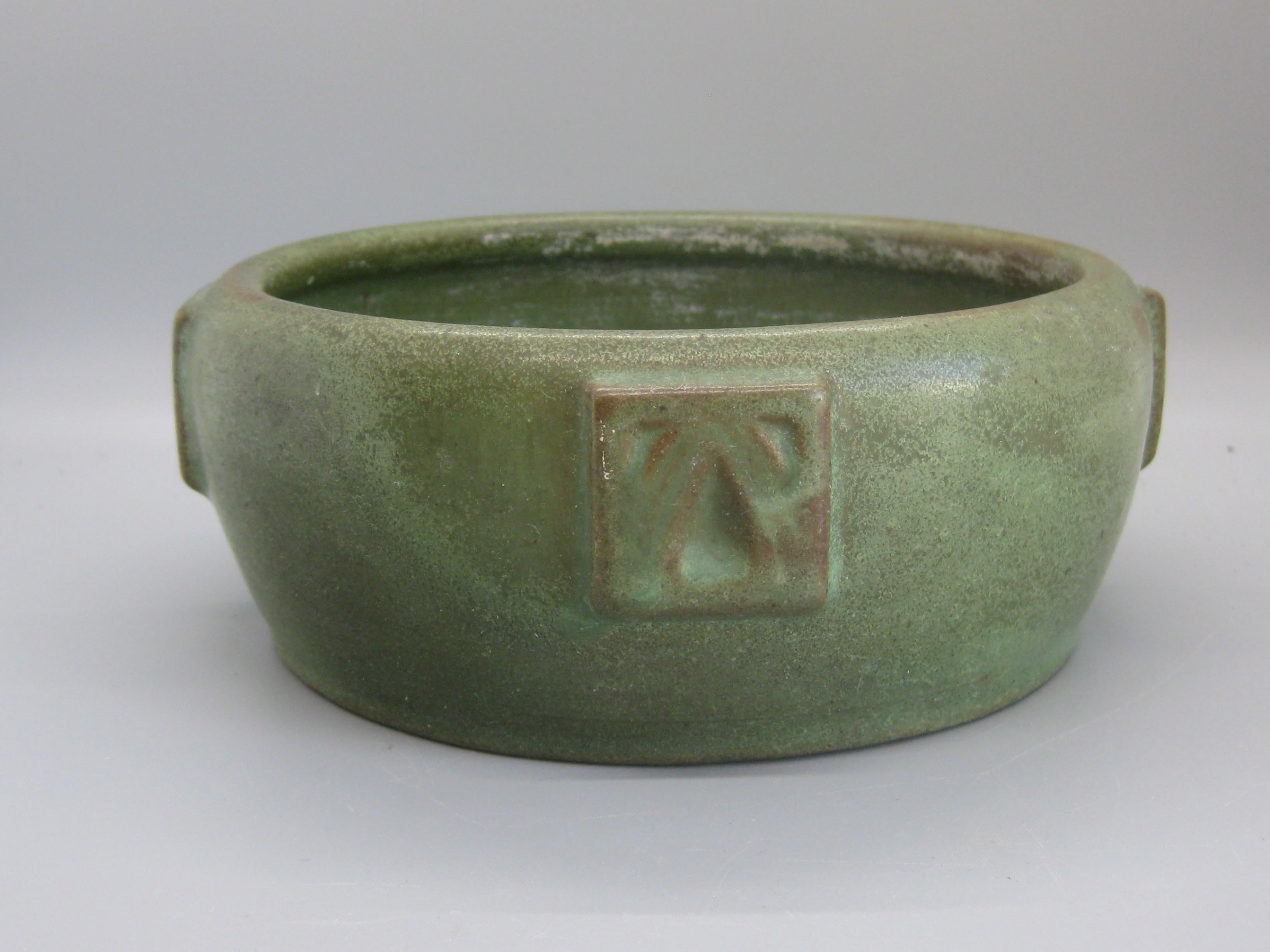 Vase bol ancien en poterie d'art vert mat Peters & Reed de Zanesville Arts & Crafts Bon état - En vente à San Diego, CA