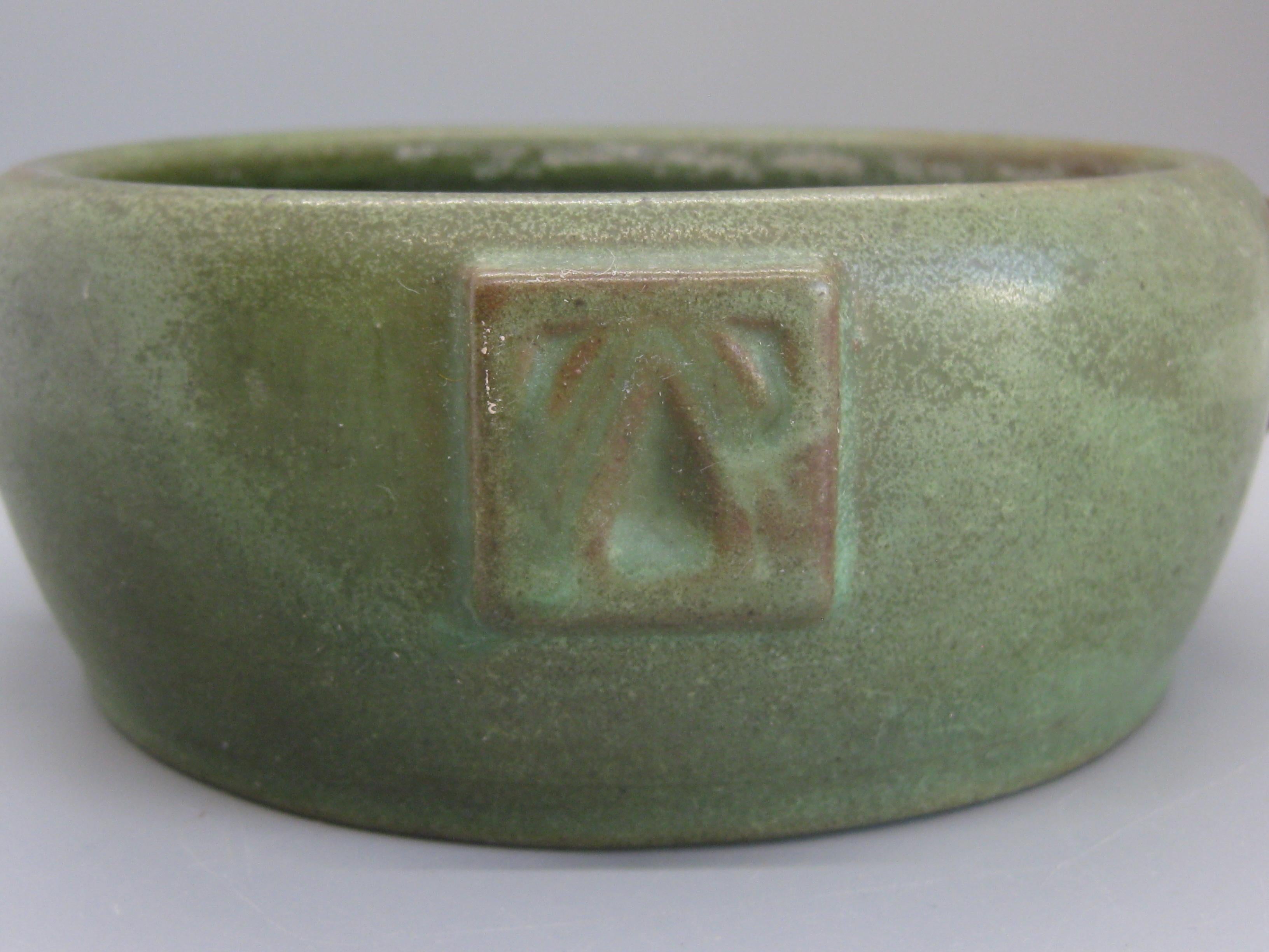 20ième siècle Vase bol ancien en poterie d'art vert mat Peters & Reed de Zanesville Arts & Crafts en vente