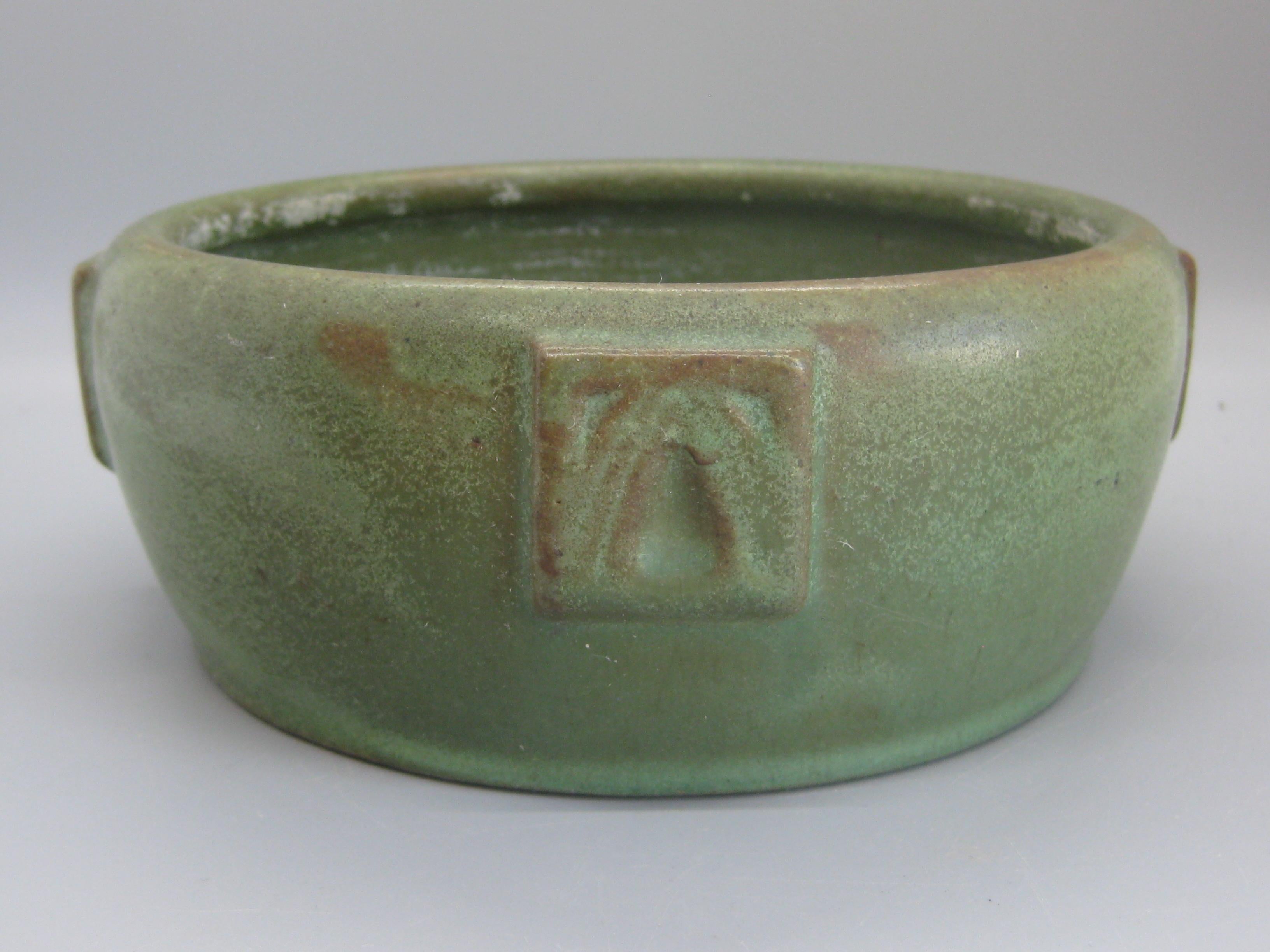 Antique Peters & Reed Zanesville Arts & Crafts Matte Green Art Pottery Bowl Vase In Good Condition For Sale In San Diego, CA