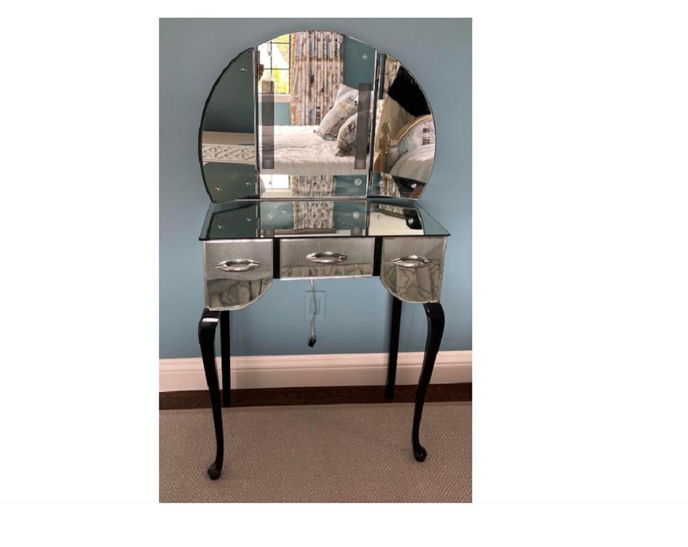Coiffeuse ancienne Petit Art Deco en miroir laqué noir. Le miroir central est doté de deux lumières internes qui s'allument à l'aide d'un interrupteur.