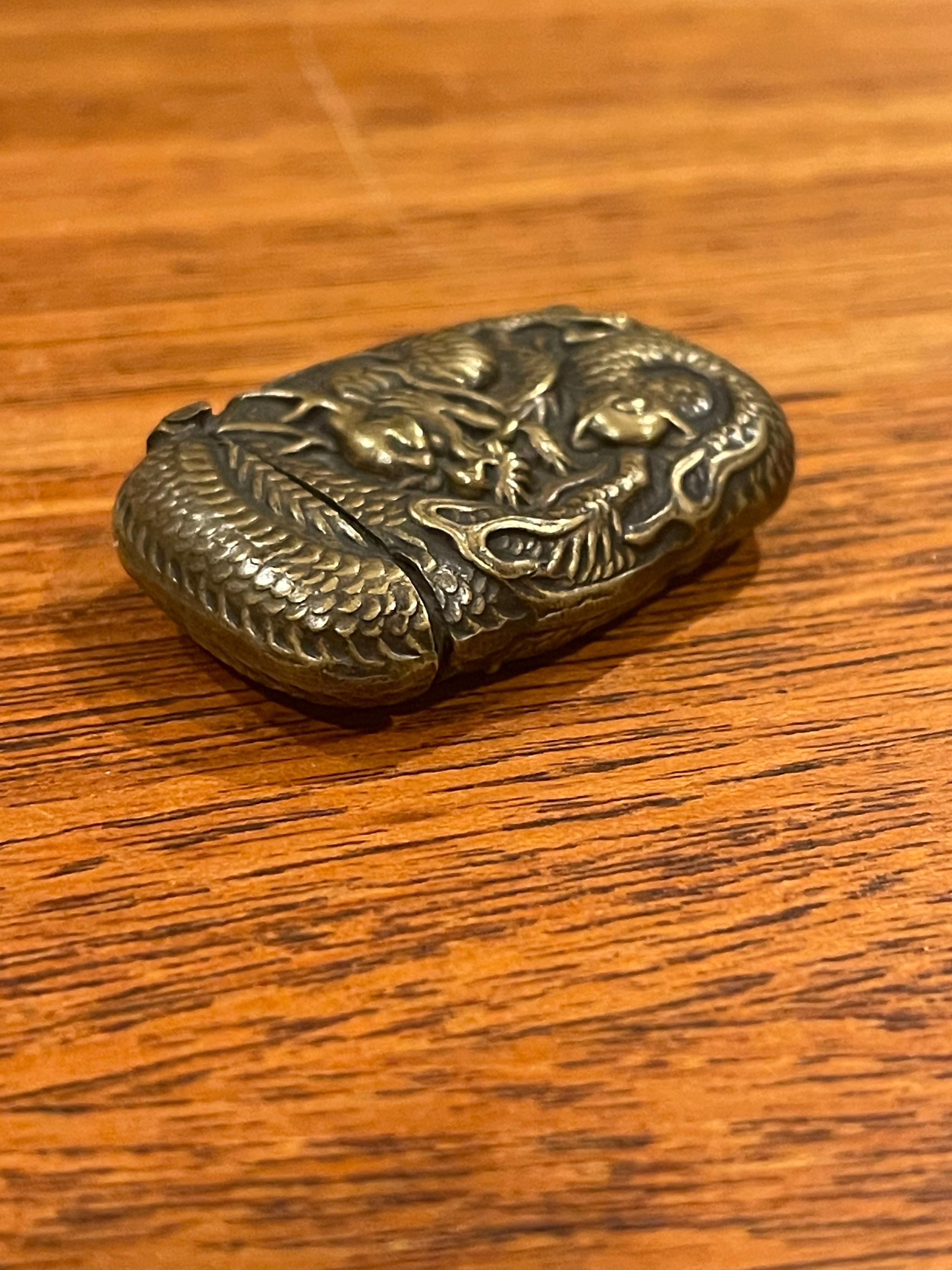 Pequeña Caja Fuerte de Fósforos de Bronce Antiguo con Dibujo de Dragón / Grifo / Vesta siglo XX en venta