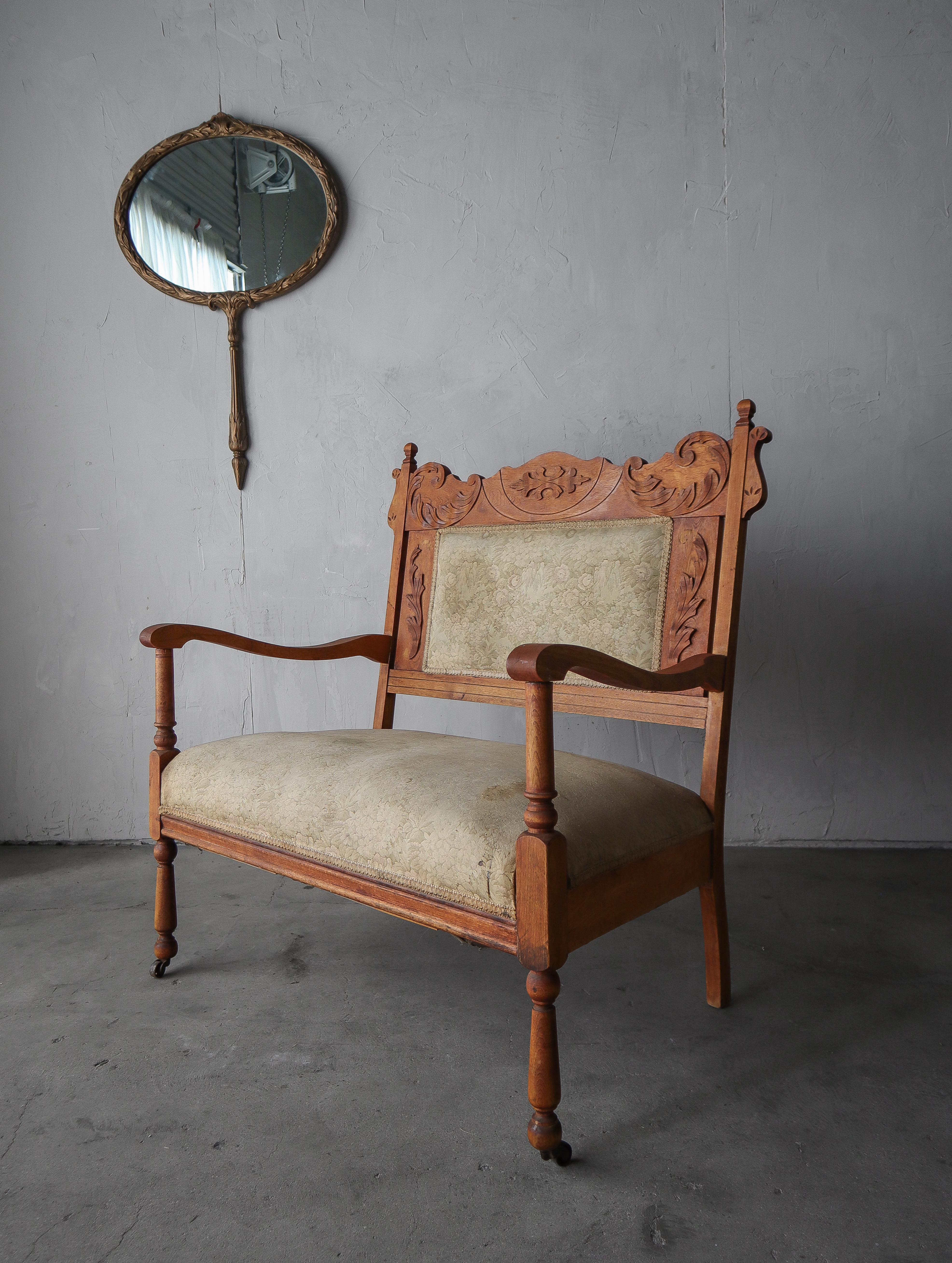 Antike Petite geschnitzt Wood Settee Oversized Stuhl (Primitiv) im Angebot
