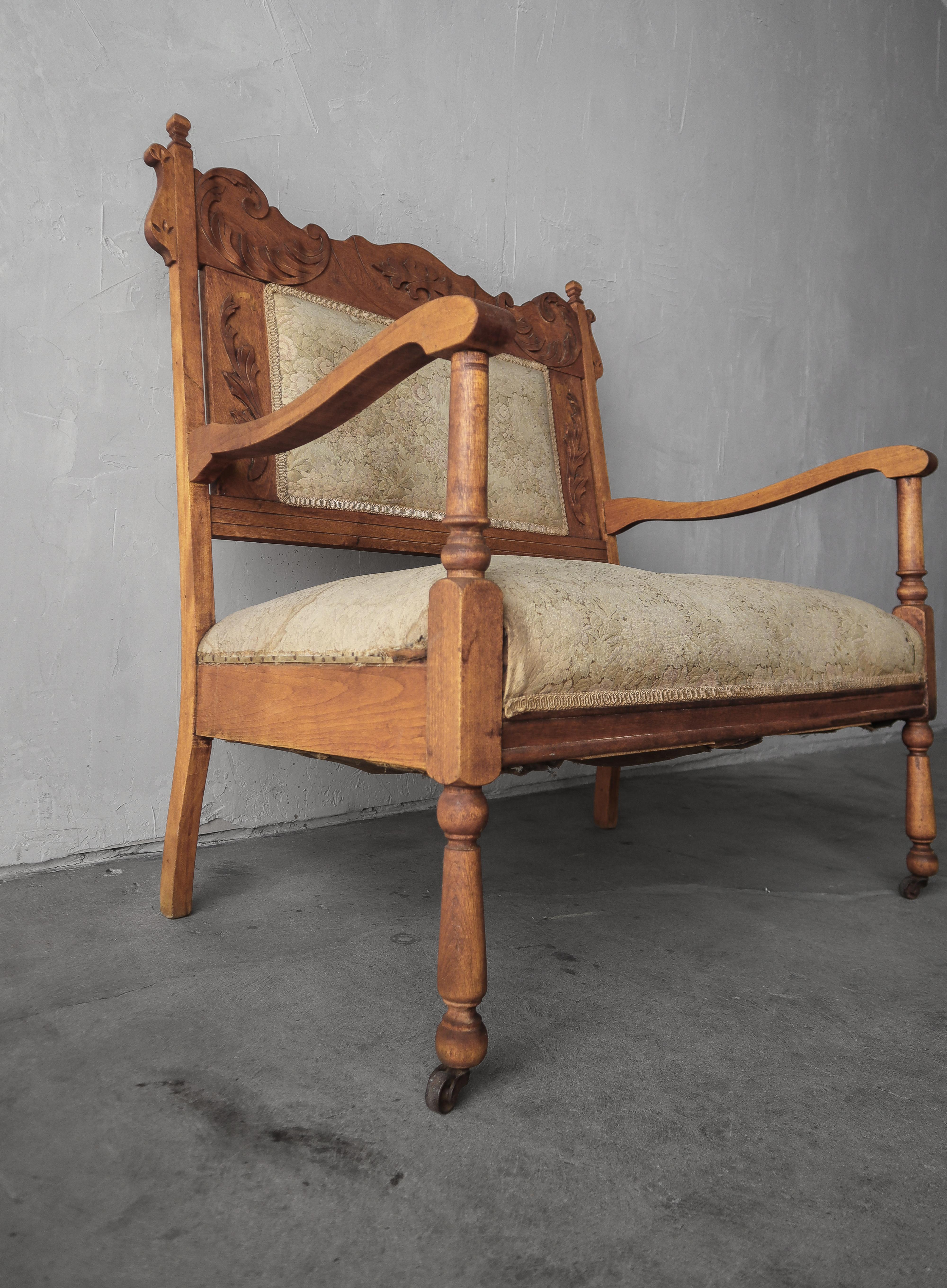 Antike Petite geschnitzt Wood Settee Oversized Stuhl (Holz) im Angebot