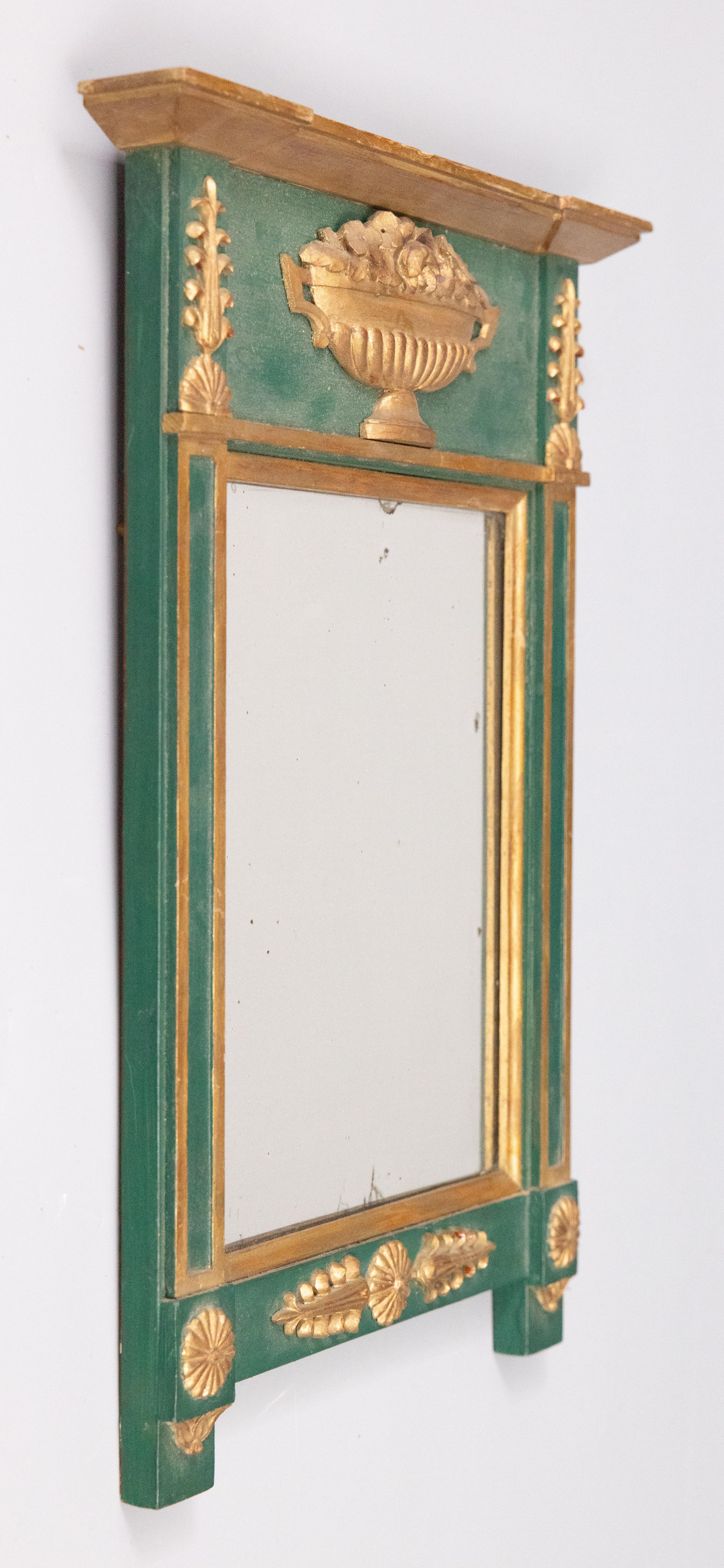 Precioso y pequeño espejo tabernáculo de madera dorada de estilo renacentista francés, con marco verde pintado a mano y bonitos detalles dorados, hacia 1900. Sería un complemento impresionante para cualquier habitación.

Dimensiones
14,25ʺAN × 2ʺD ×