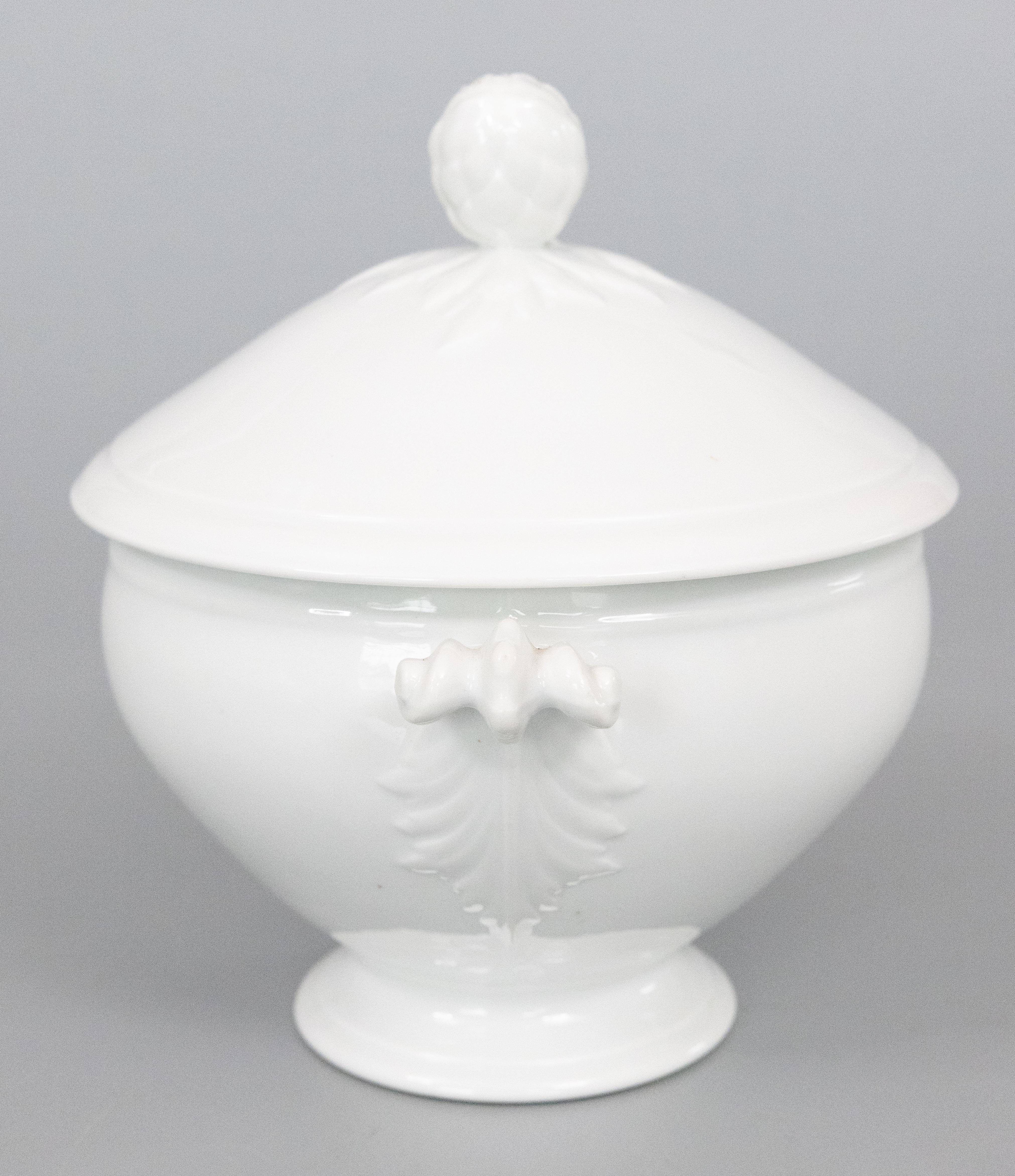 Una splendida zuppiera con coperchio in pietra di ferro bianca francese, circa 1900. Nessun marchio di fabbrica. Questa raffinata zuppiera è dotata di un terminale decorativo e di graziosi manici ornati. È perfetto da esporre o da servire alla tua