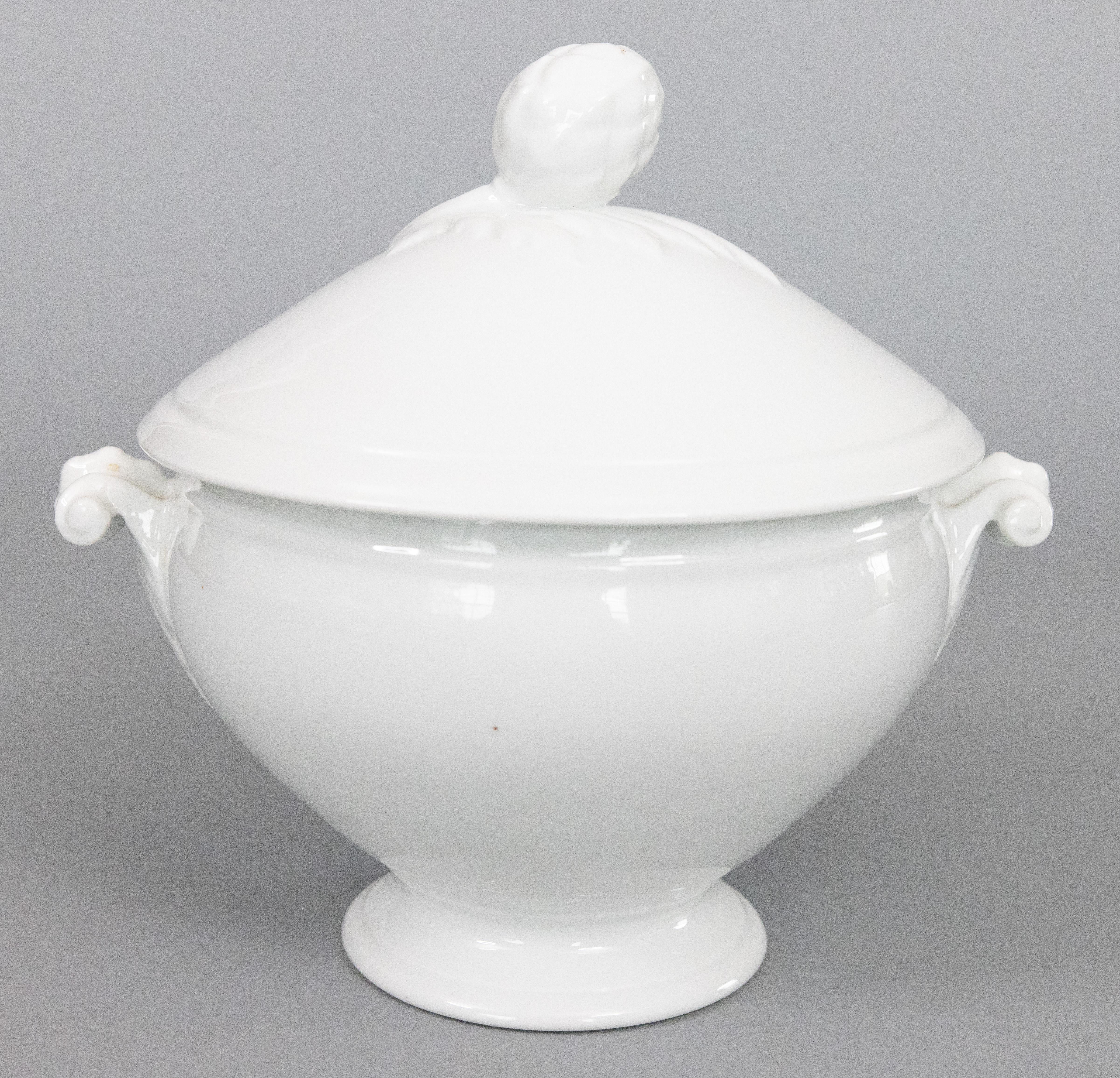 Francese Antique Petite French White Ironstone Lidded Soup Tureen (zuppiera con coperchio) in vendita