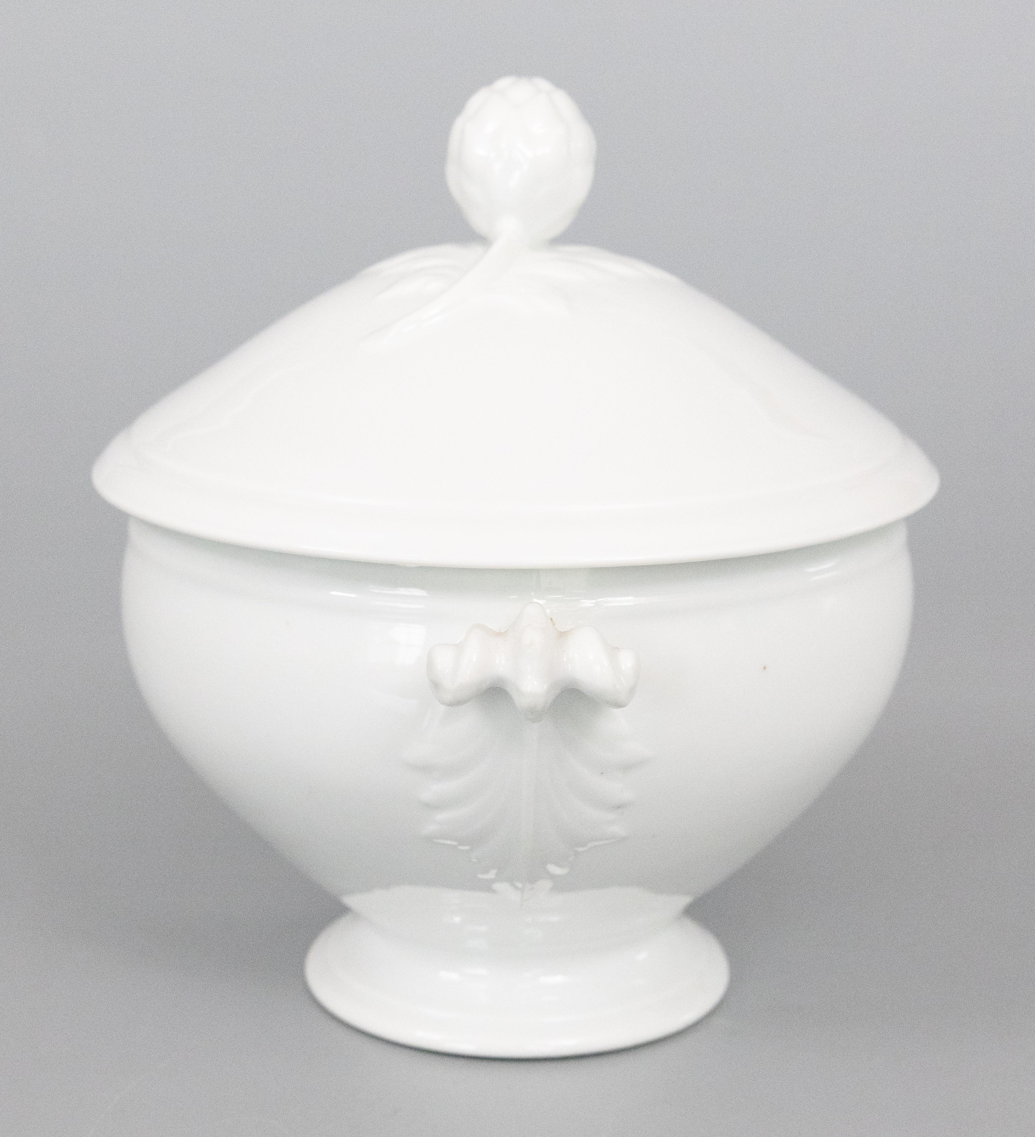 Antique Petite French White Ironstone Lidded Soup Tureen (zuppiera con coperchio) In condizioni buone in vendita a Pearland, TX