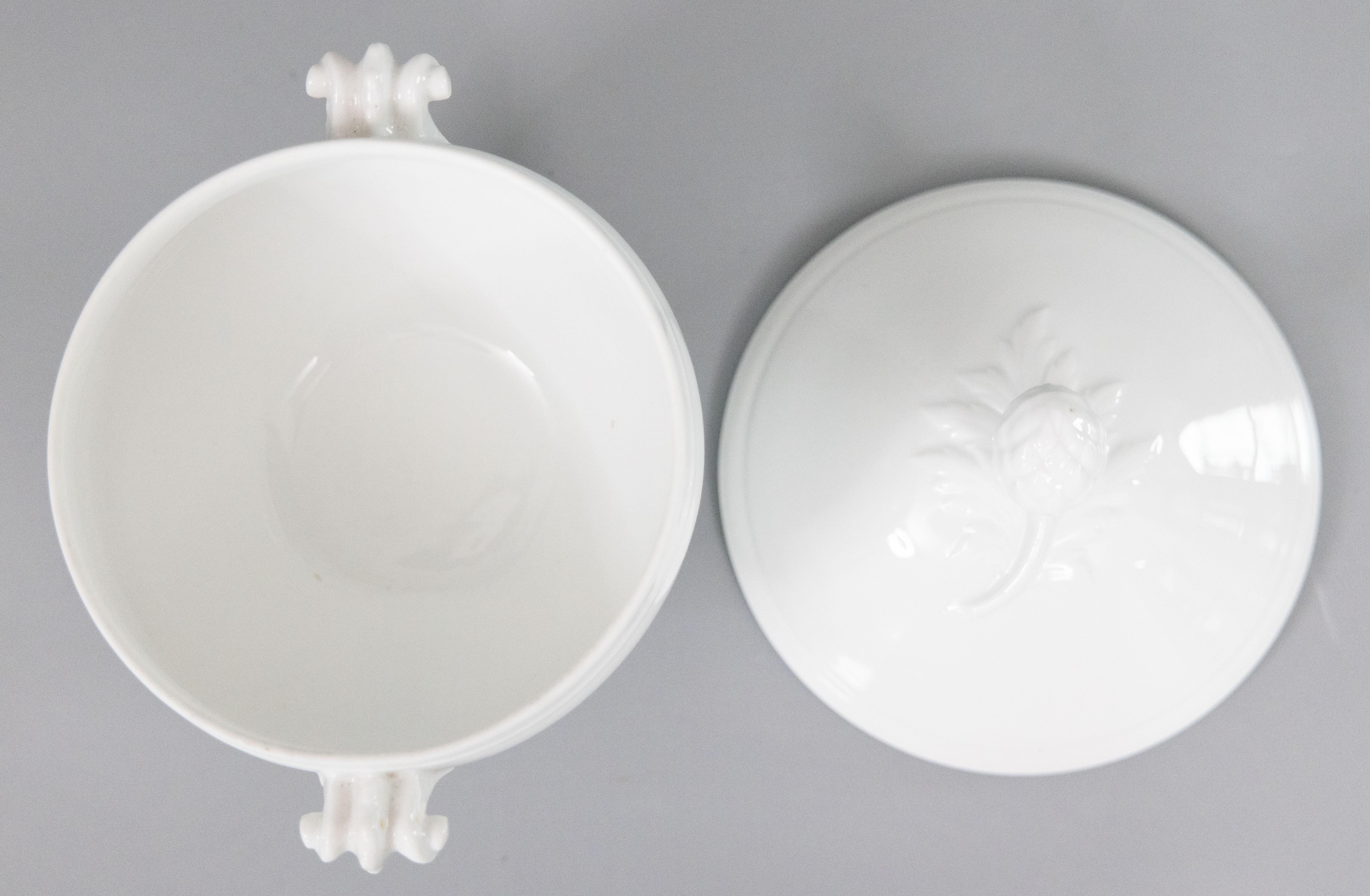 Antique Petite French White Ironstone Lidded Soup Tureen (zuppiera con coperchio) in vendita 1