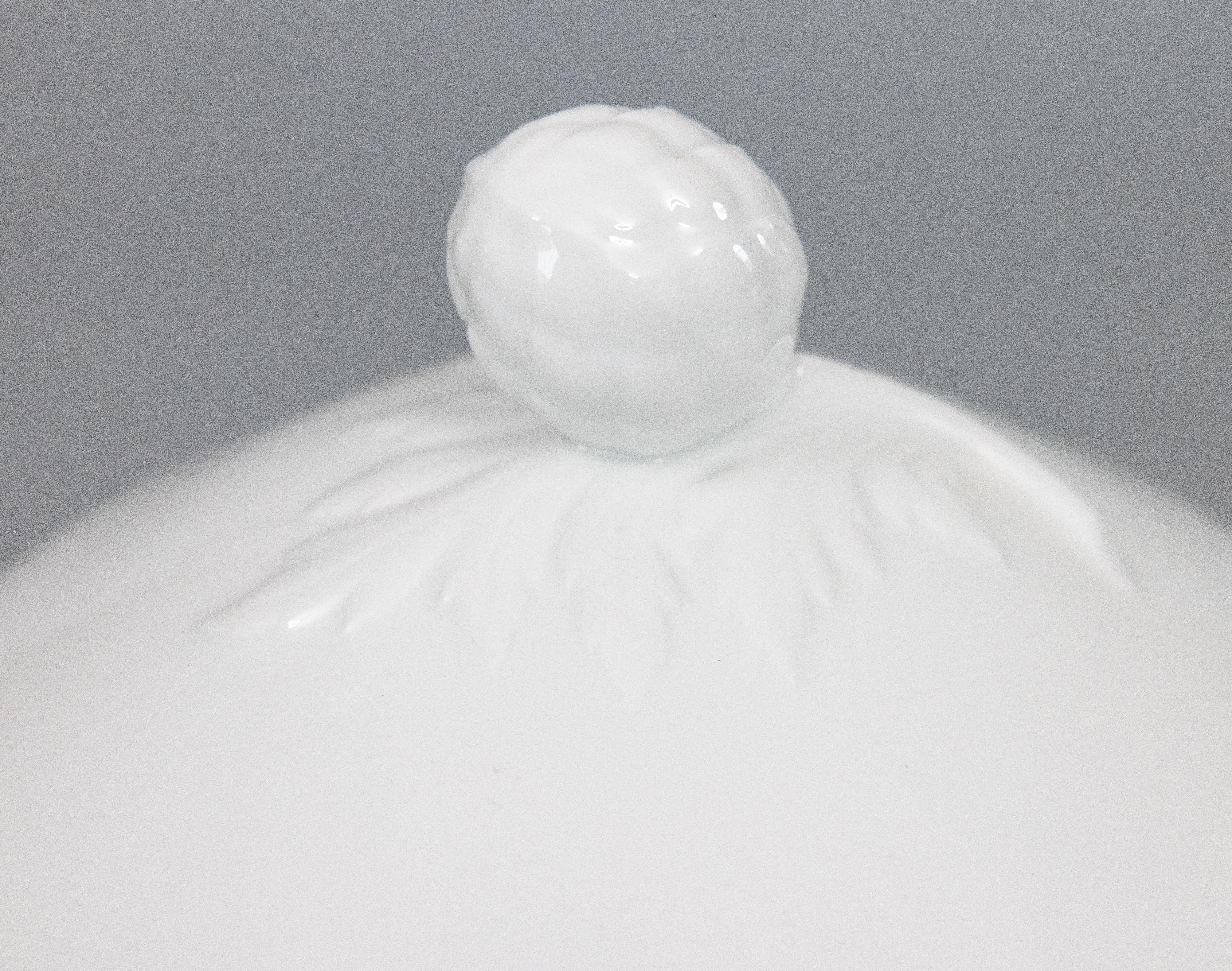 Antique Petite French White Ironstone Lidded Soup Tureen (zuppiera con coperchio) in vendita 2