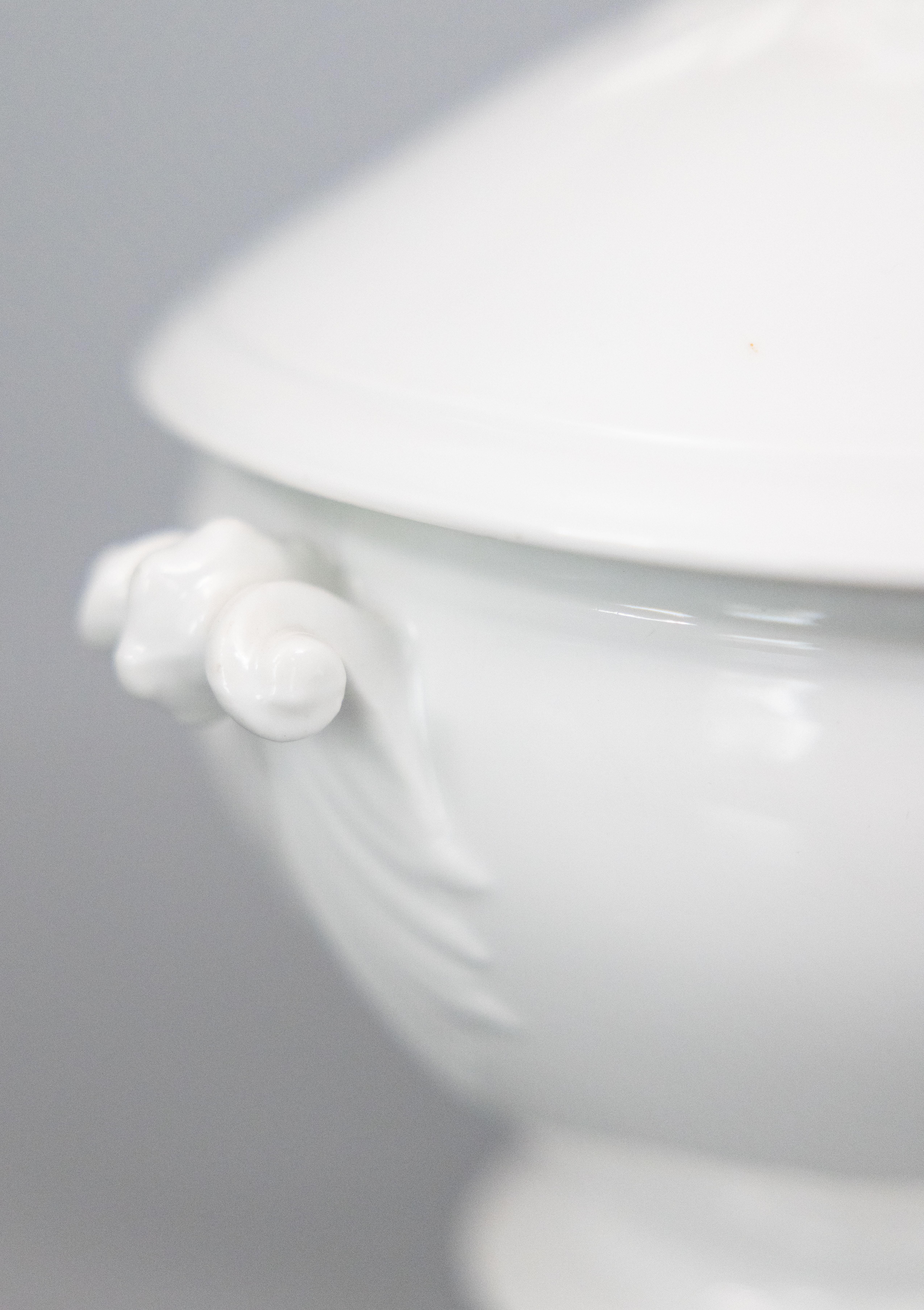 Antique Petite French White Ironstone Lidded Soup Tureen (zuppiera con coperchio) in vendita 3