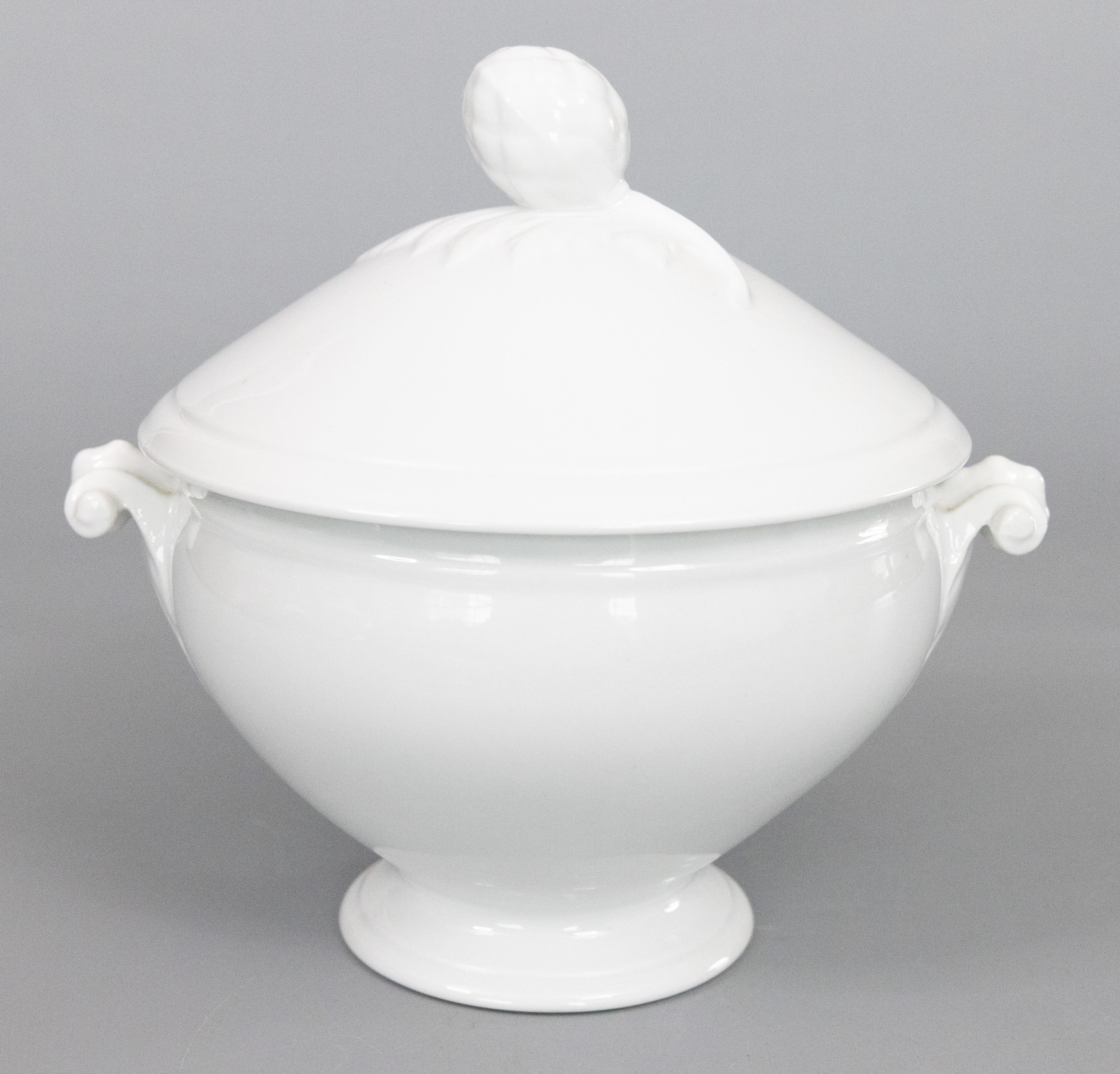 Antique Petite French White Ironstone Lidded Soup Tureen (zuppiera con coperchio) in vendita 4