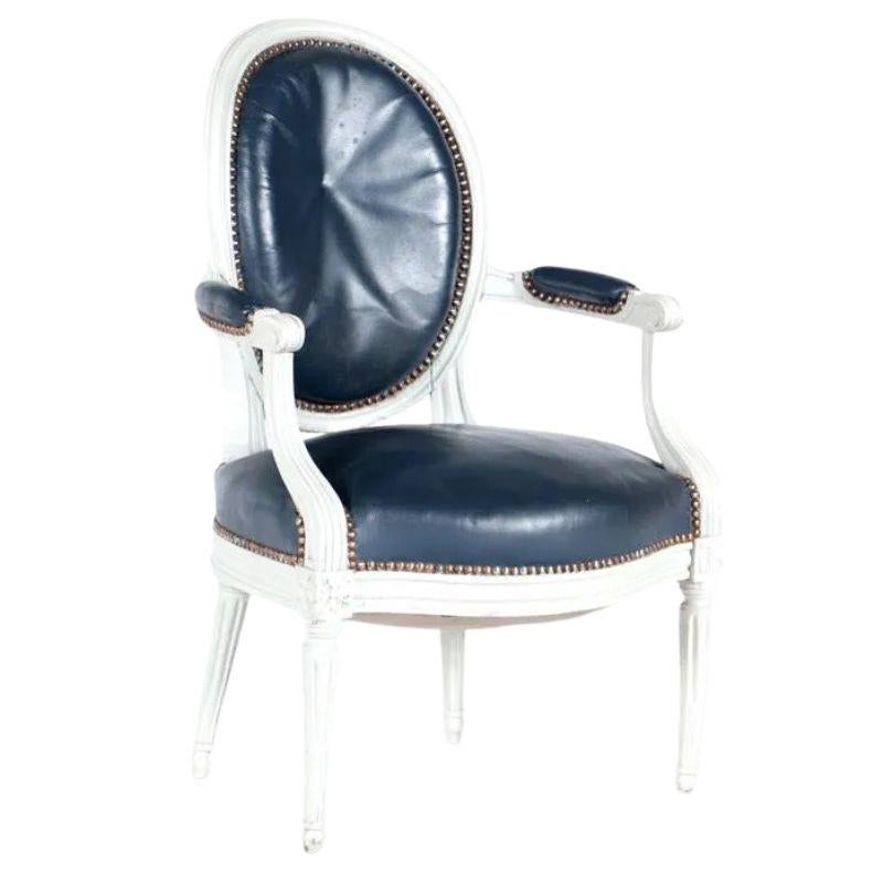 Peint à la main Petites chaises anciennes en cuir bleu marine de style Louis XVI en vente