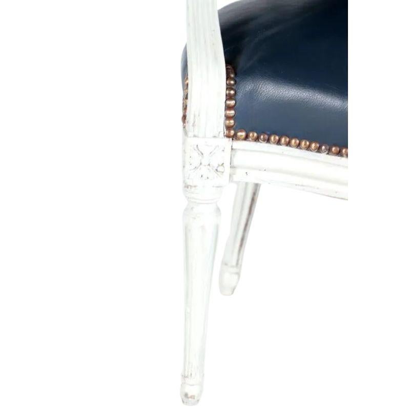 Antike, kleine, marineblaue Lederstühle im Louis-XVI.-Stil im Zustand „Relativ gut“ im Angebot in Locust Valley, NY