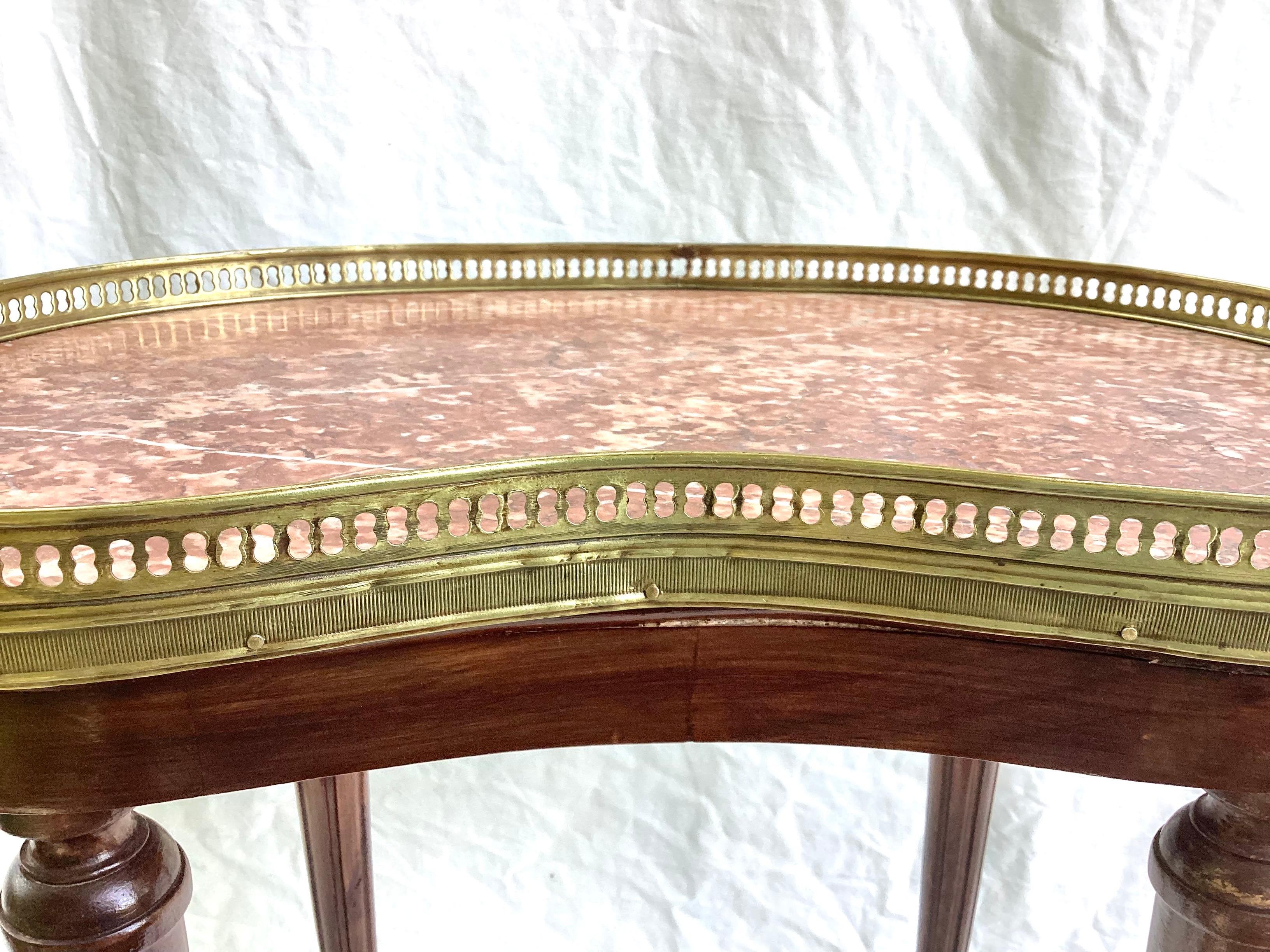 Provincial français Ancienne table en forme de rein Louis XVI en acajou et marbre avec galerie en vente