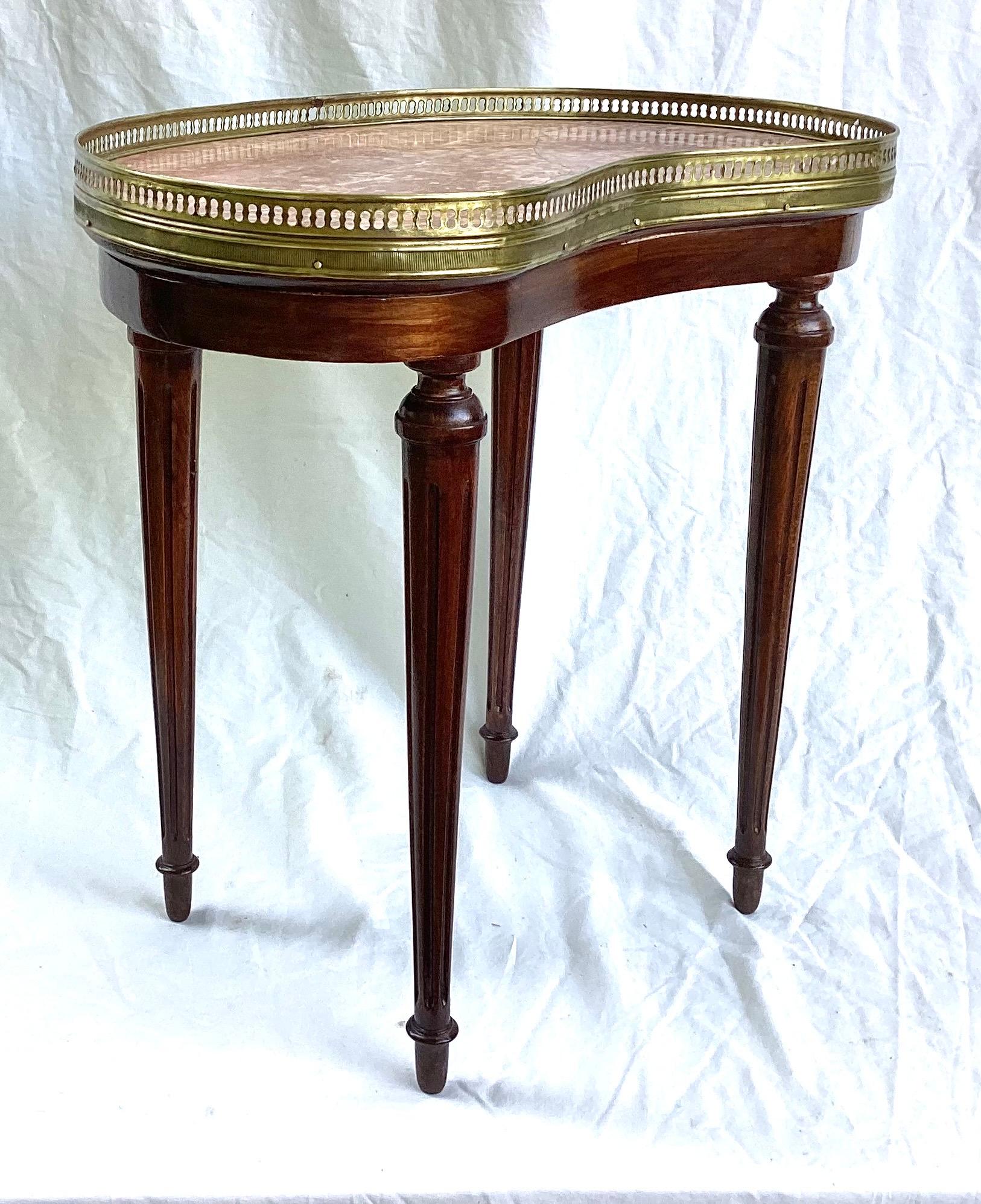 Français Ancienne table en forme de rein Louis XVI en acajou et marbre avec galerie en vente