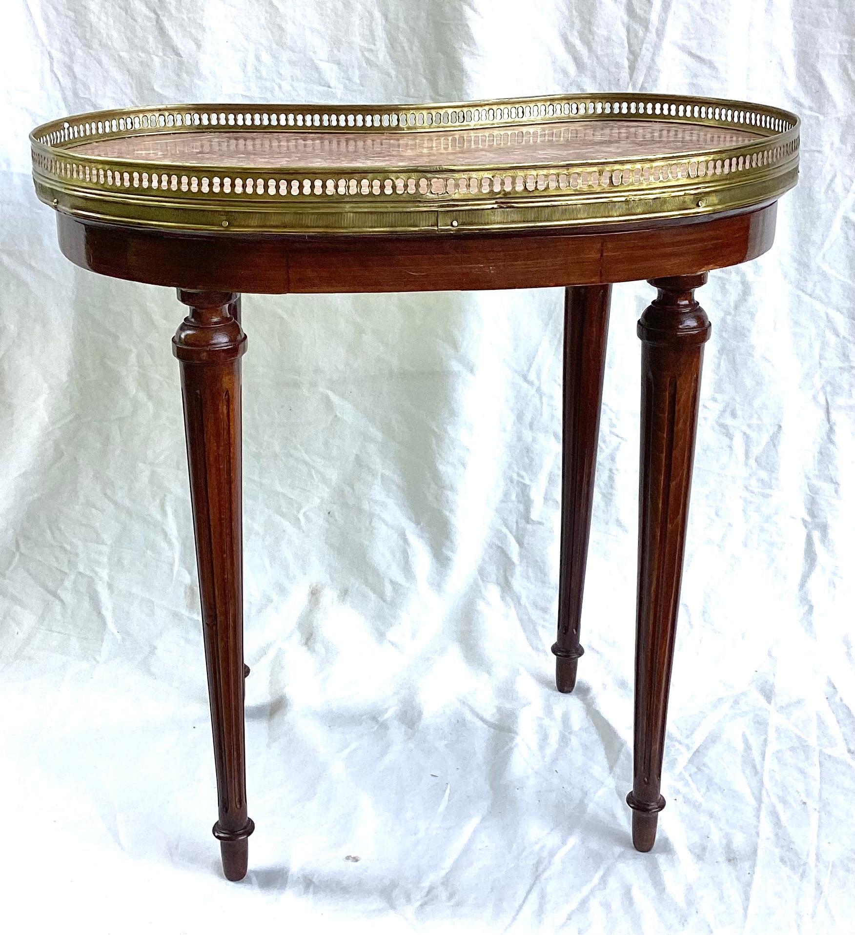 Ancienne table en forme de rein Louis XVI en acajou et marbre avec galerie Excellent état - En vente à Lambertville, NJ