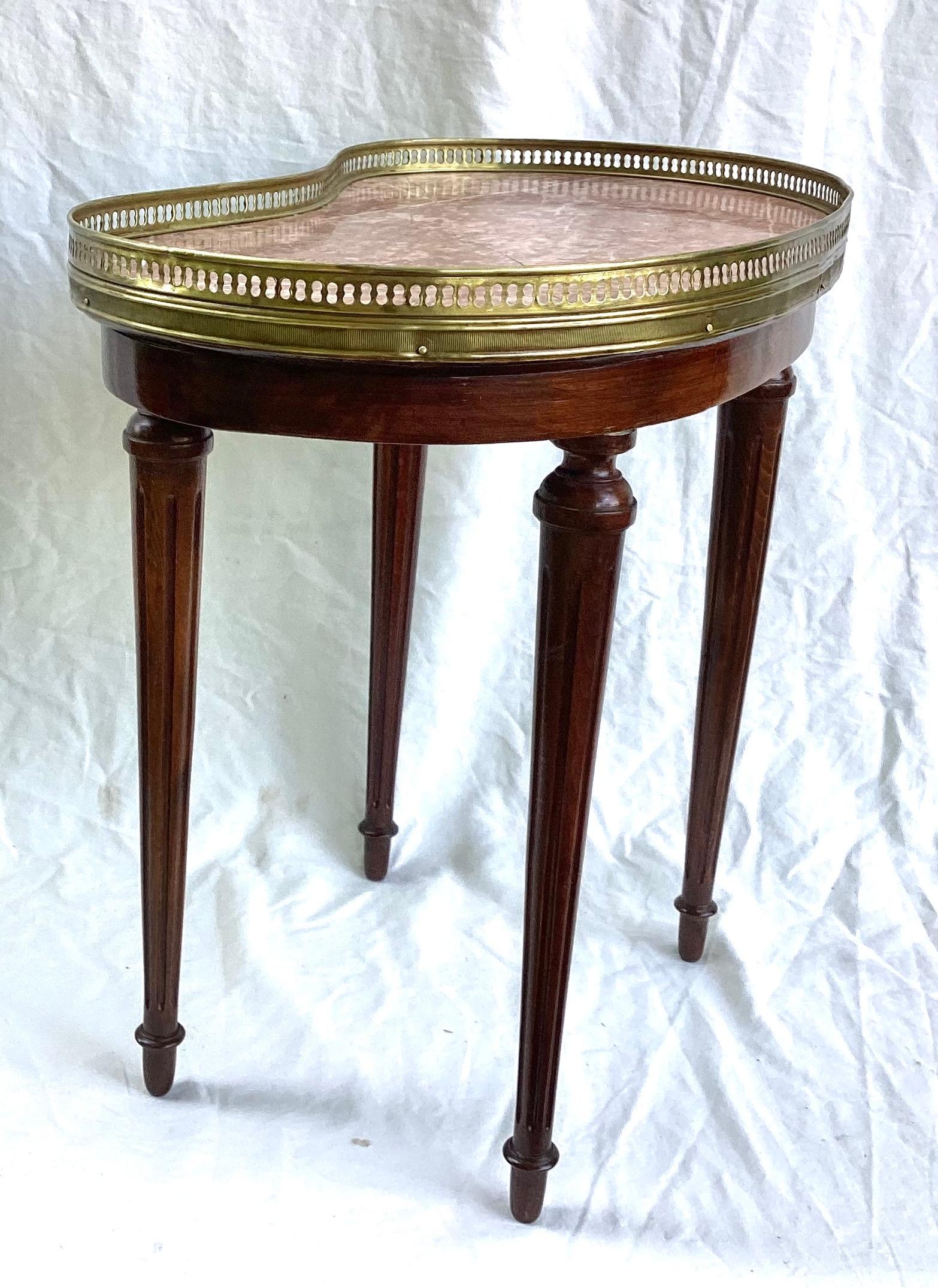 Début du 20ème siècle Ancienne table en forme de rein Louis XVI en acajou et marbre avec galerie en vente